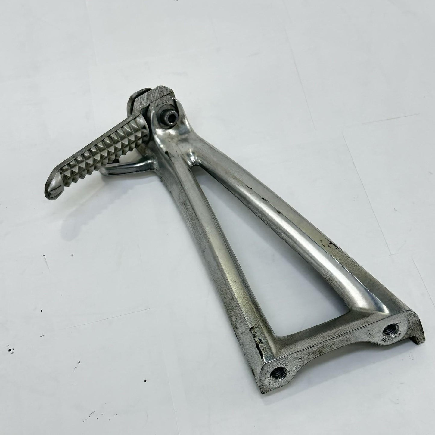 2003 - 2005 YAMAHA YZF R6 PASSENGER PEGS REAR LEG FOOT REST LEFT RIGHT *SCUFFED*