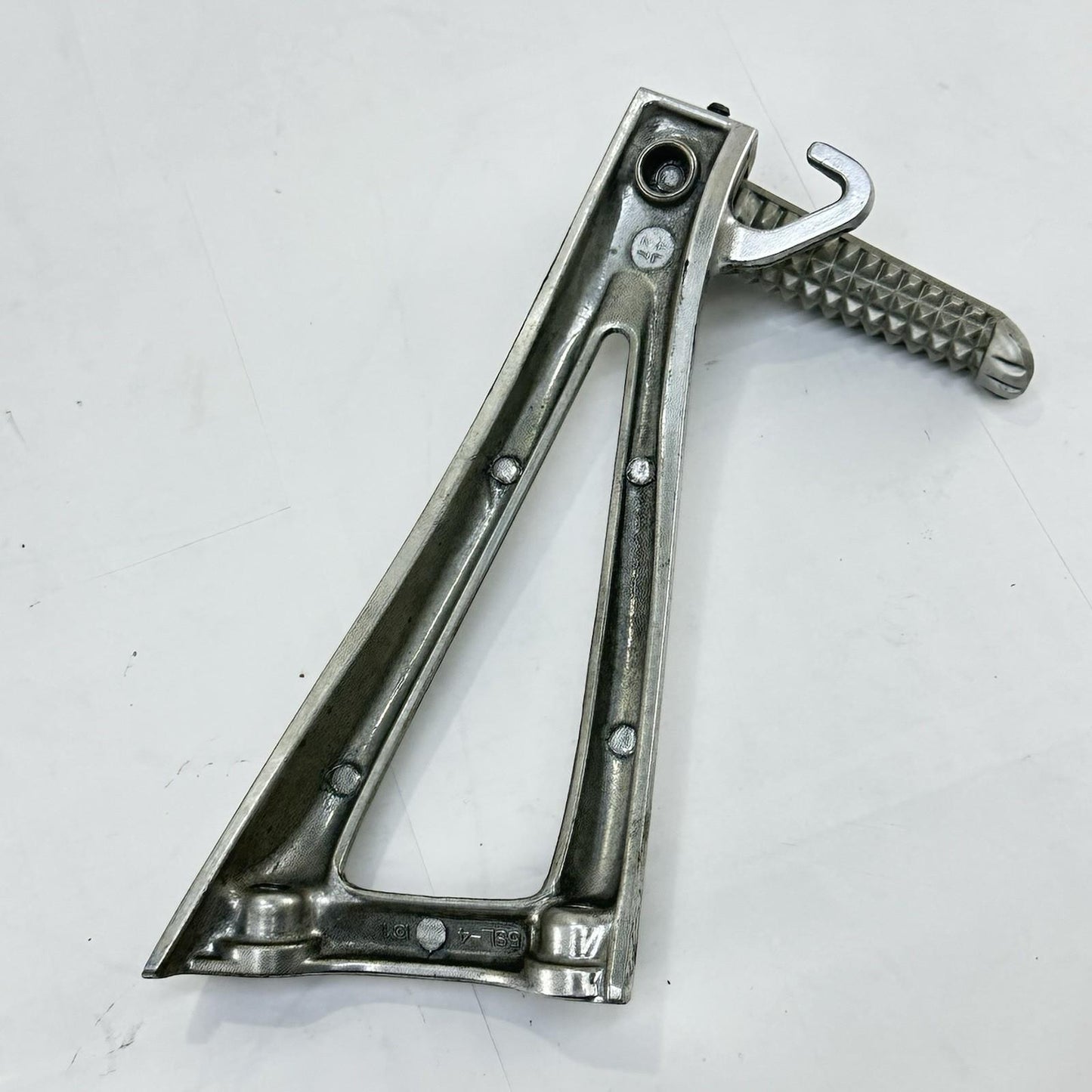 2003 - 2005 YAMAHA YZF R6 PASSENGER PEGS REAR LEG FOOT REST LEFT RIGHT *SCUFFED*