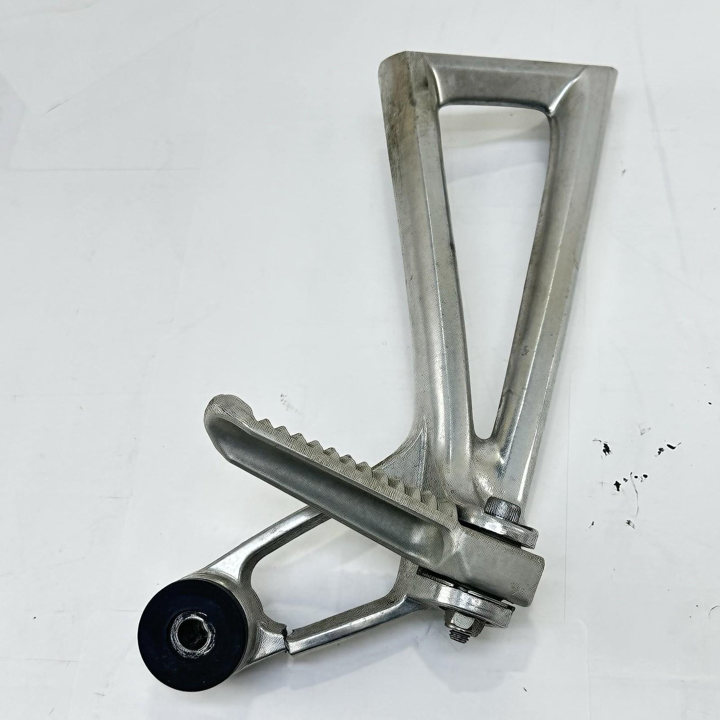 2003 - 2005 YAMAHA YZF R6 PASSENGER PEGS REAR LEG FOOT REST LEFT RIGHT *SCUFFED*