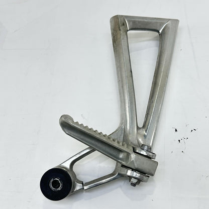2003 - 2005 YAMAHA YZF R6 PASSENGER PEGS REAR LEG FOOT REST LEFT RIGHT *SCUFFED*