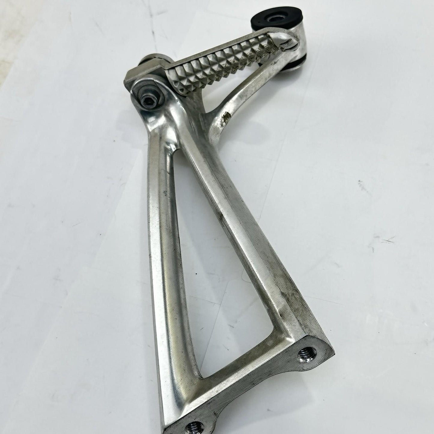 2003 - 2005 YAMAHA YZF R6 PASSENGER PEGS REAR LEG FOOT REST LEFT RIGHT *SCUFFED*