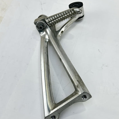 2003 - 2005 YAMAHA YZF R6 PASSENGER PEGS REAR LEG FOOT REST LEFT RIGHT *SCUFFED*