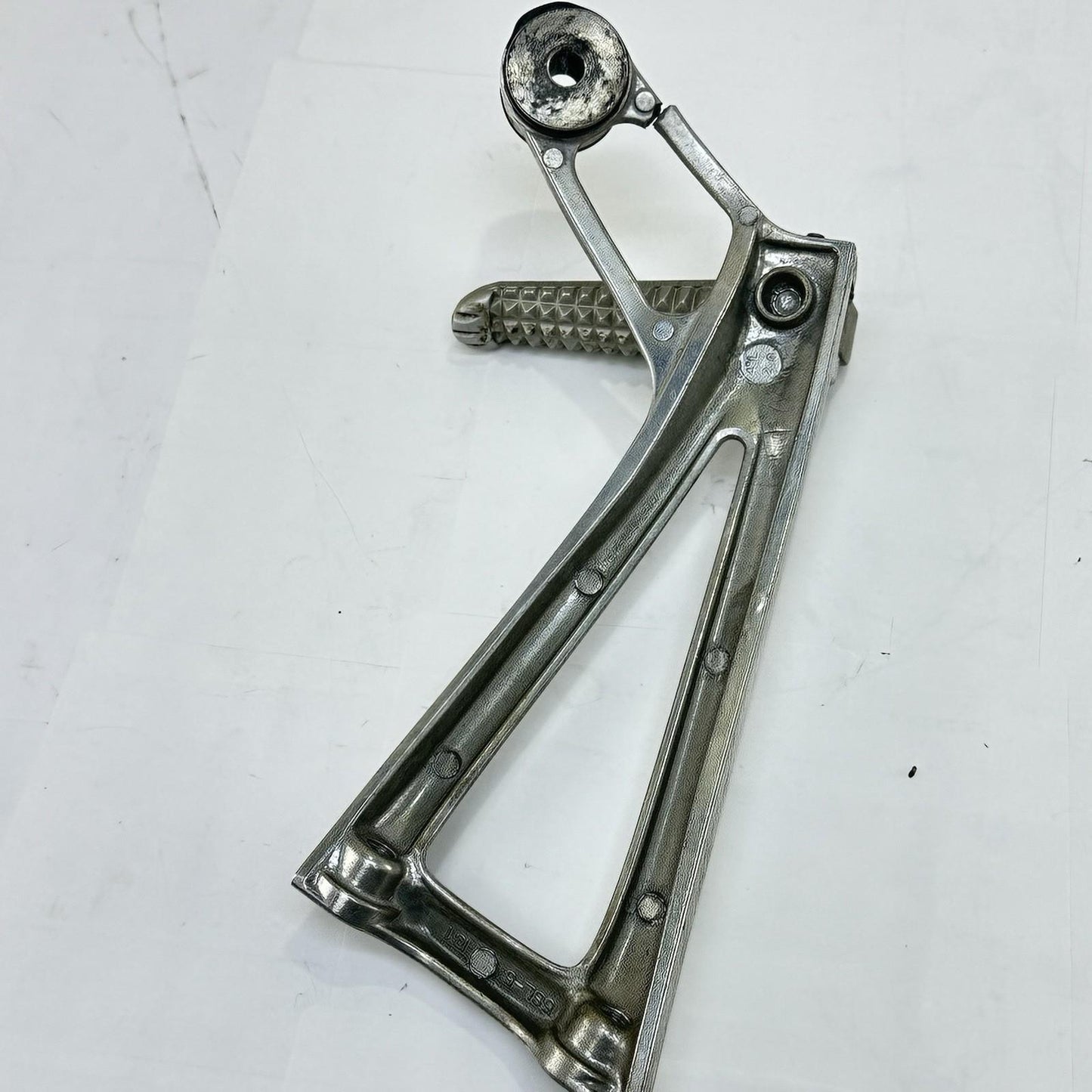 2003 - 2005 YAMAHA YZF R6 PASSENGER PEGS REAR LEG FOOT REST LEFT RIGHT *SCUFFED*