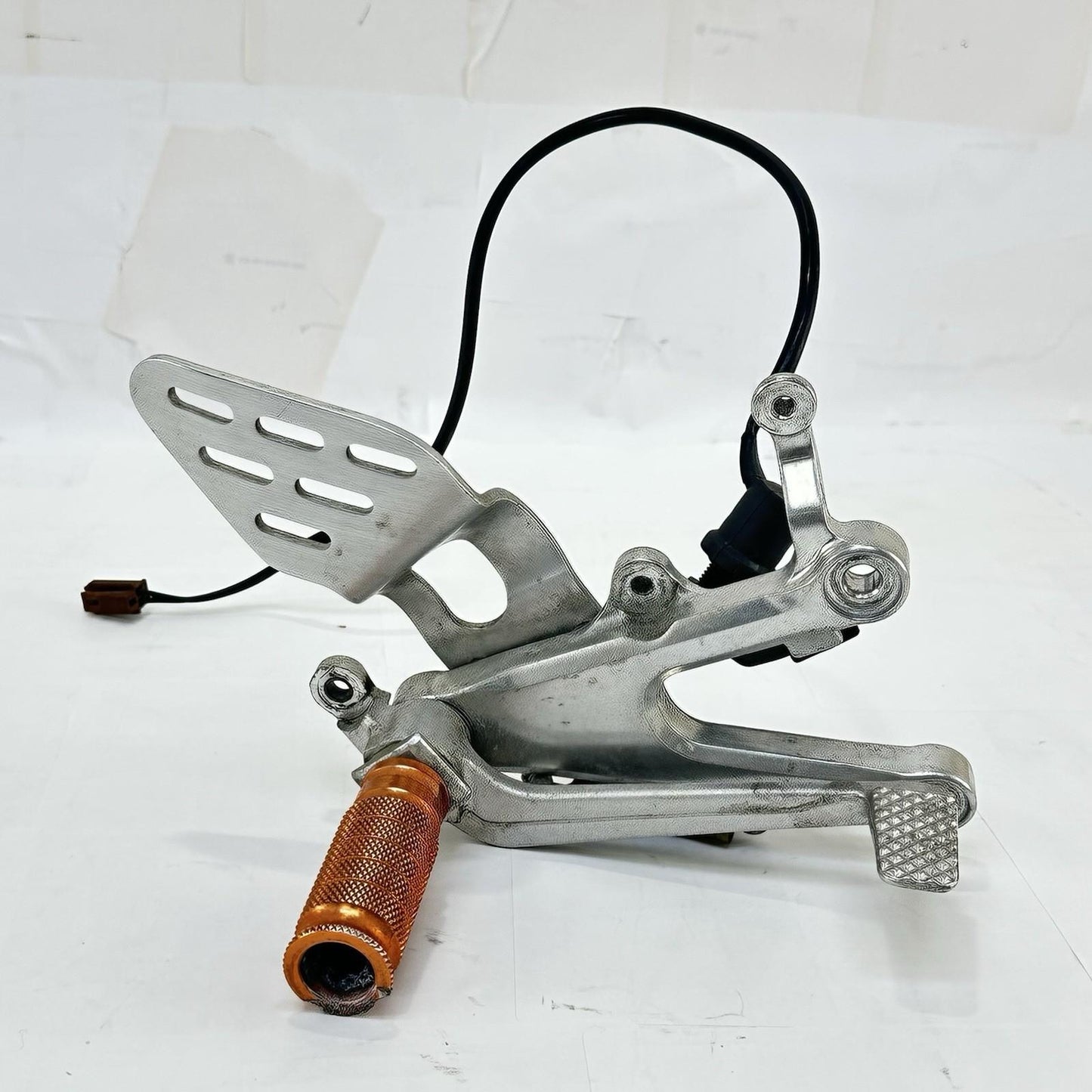 2003 - 2005 YAMAHA YZF R6 REAR SET BRAKE GEAR SHIFT PEDALS LEFT RIGHT PEGS
