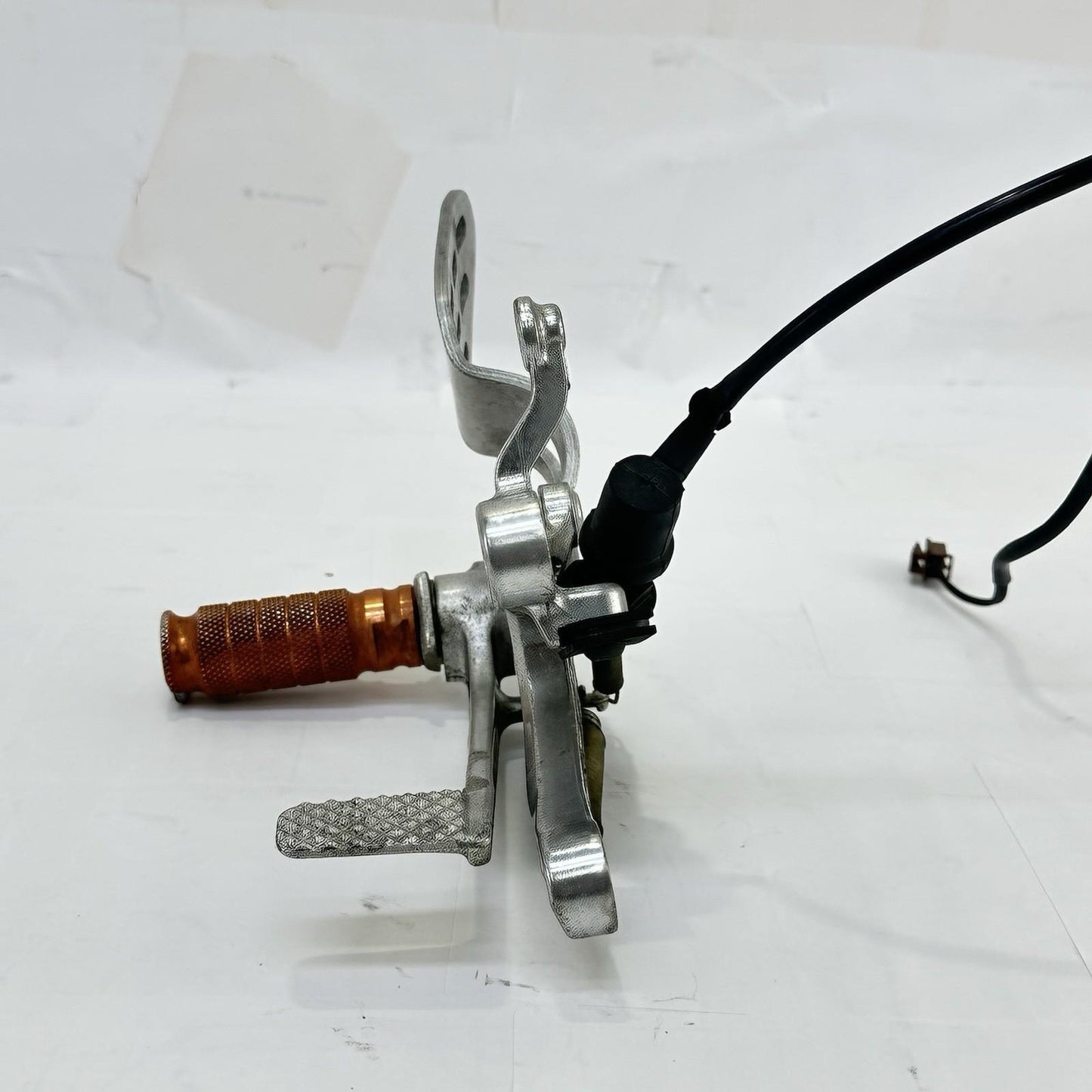 2003 - 2005 YAMAHA YZF R6 REAR SET BRAKE GEAR SHIFT PEDALS LEFT RIGHT PEGS