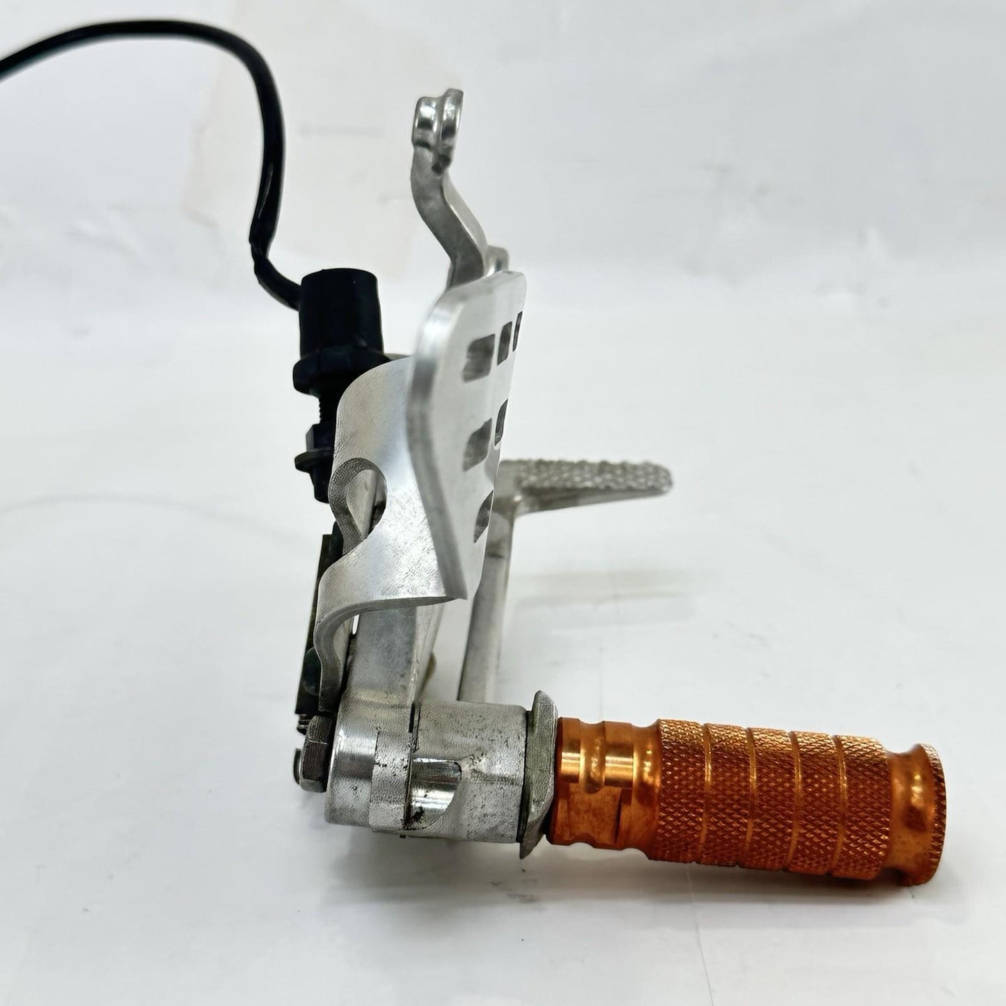 2003 - 2005 YAMAHA YZF R6 REAR SET BRAKE GEAR SHIFT PEDALS LEFT RIGHT PEGS