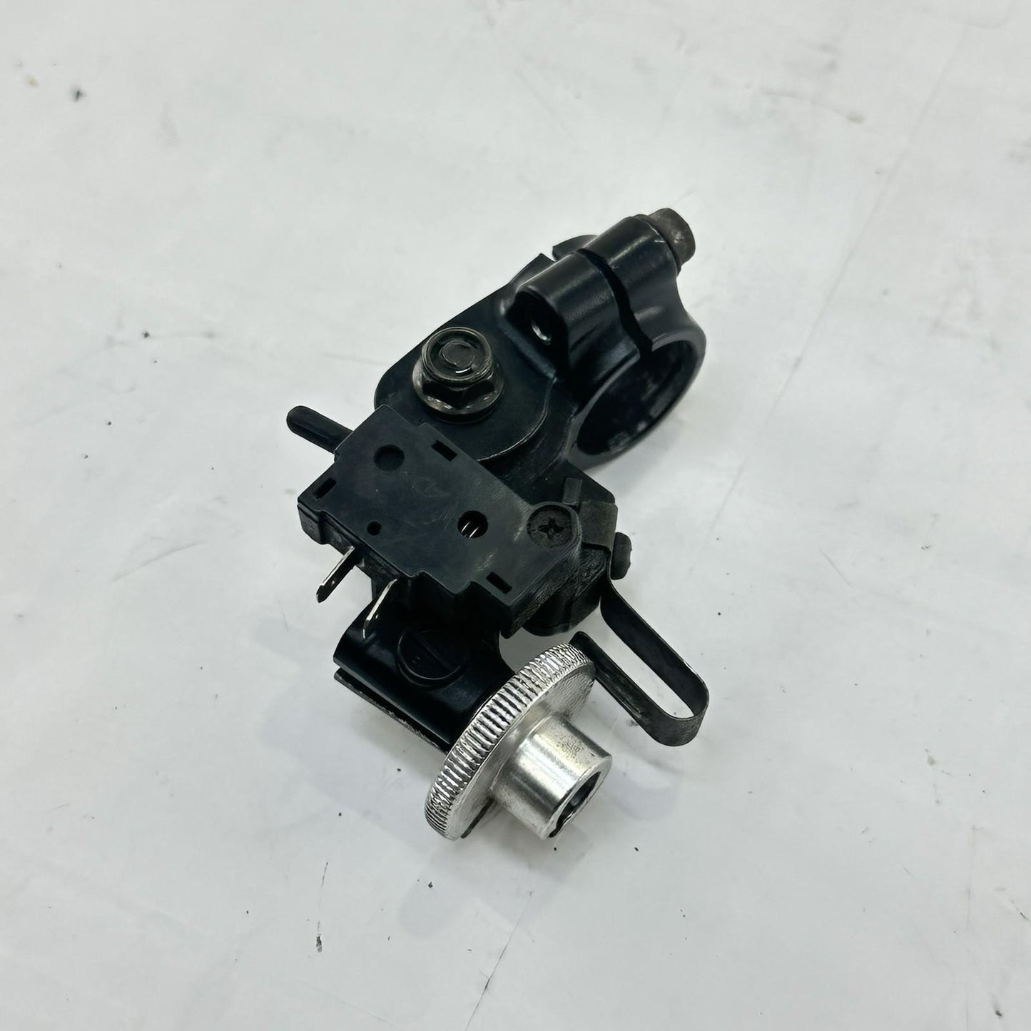 2003 - 2005 YAMAHA YZF R6 CLUTCH PERCH HANDLE LEVER MOUNT BRACKET FRONT LEFT
