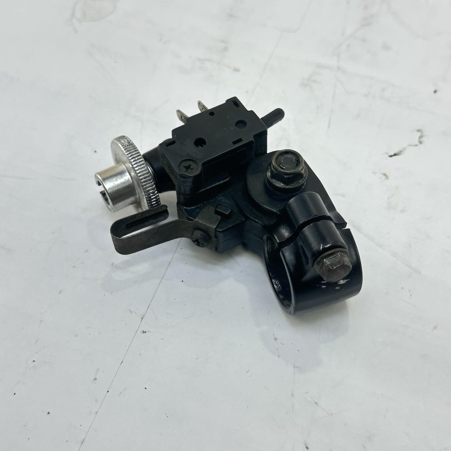 2003 - 2005 YAMAHA YZF R6 CLUTCH PERCH HANDLE LEVER MOUNT BRACKET FRONT LEFT