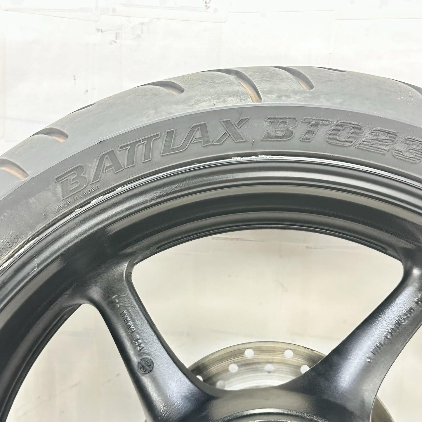 2003 - 2005 YAMAHA YZF R6 REAR WHEEL RIM TIRE RUBBER BACK BRAKE DISC ROTOR BLACK