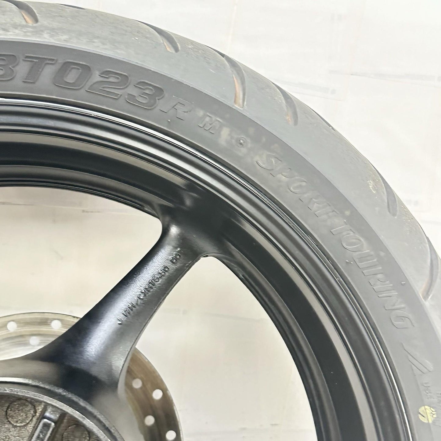 2003 - 2005 YAMAHA YZF R6 REAR WHEEL RIM TIRE RUBBER BACK BRAKE DISC ROTOR BLACK