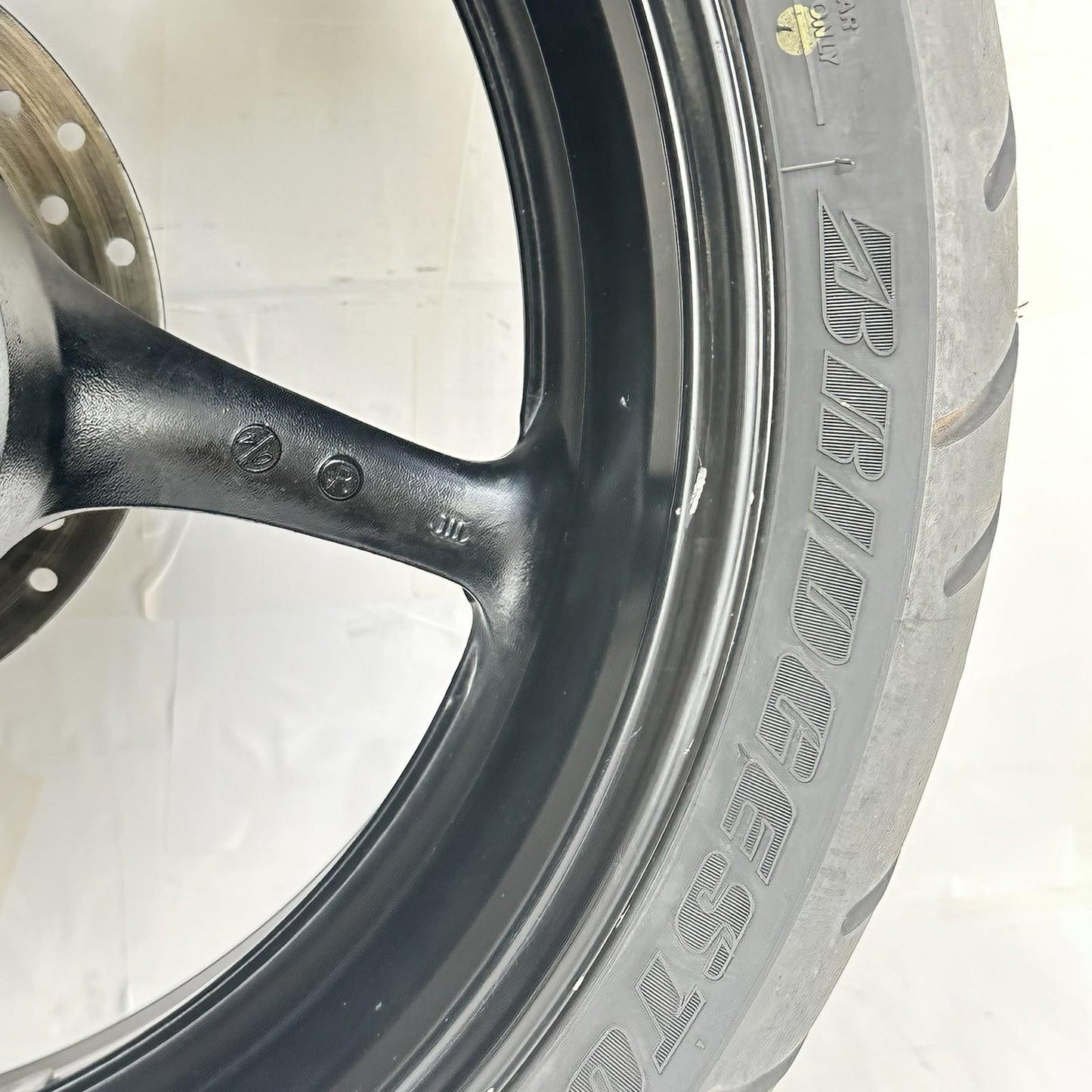 2003 - 2005 YAMAHA YZF R6 REAR WHEEL RIM TIRE RUBBER BACK BRAKE DISC ROTOR BLACK