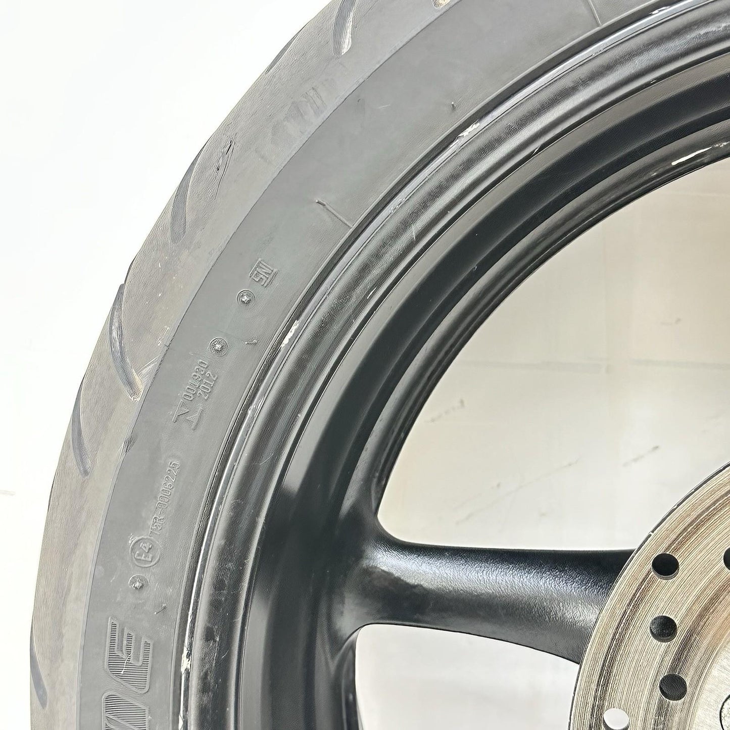 2003 - 2005 YAMAHA YZF R6 REAR WHEEL RIM TIRE RUBBER BACK BRAKE DISC ROTOR BLACK