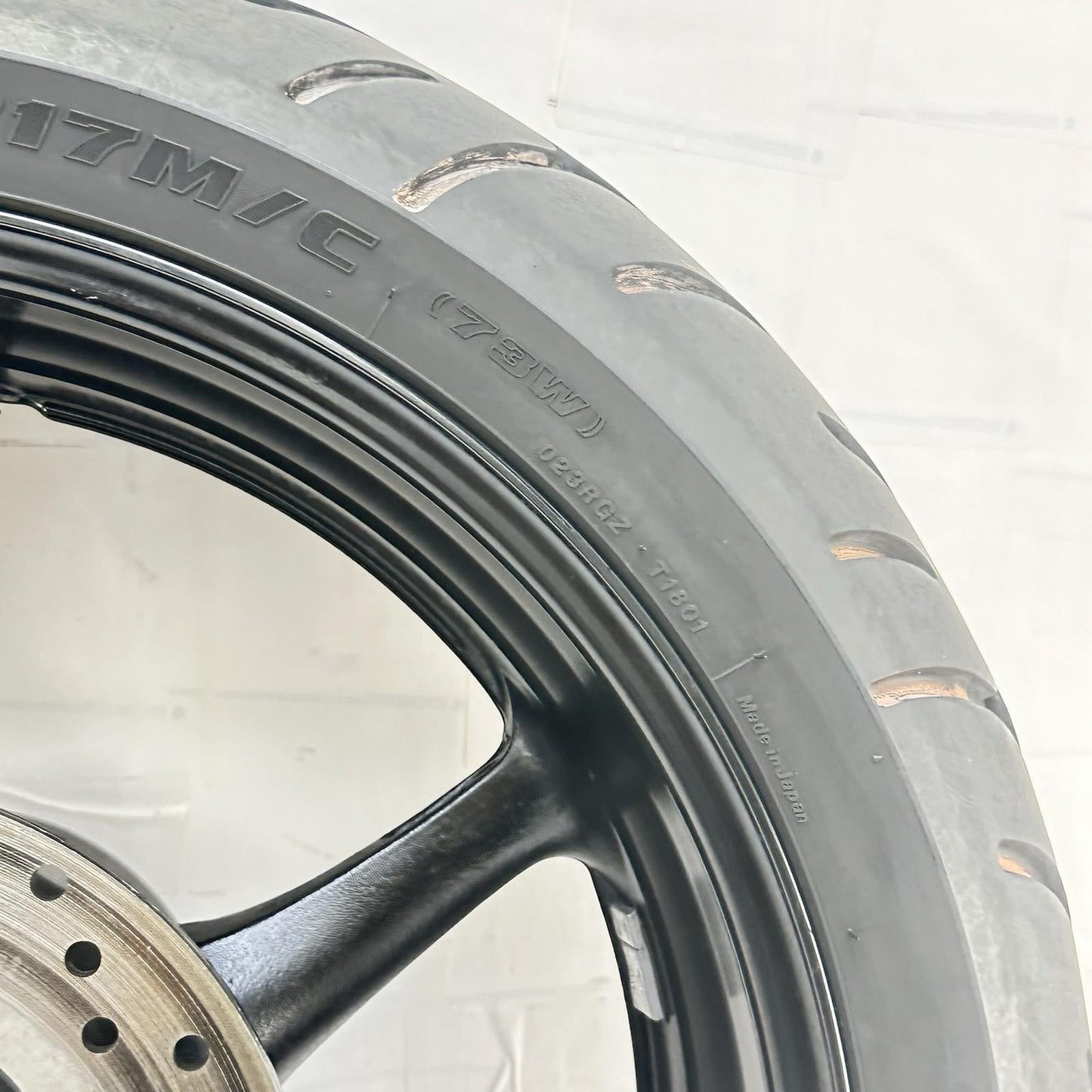 2003 - 2005 YAMAHA YZF R6 REAR WHEEL RIM TIRE RUBBER BACK BRAKE DISC ROTOR BLACK