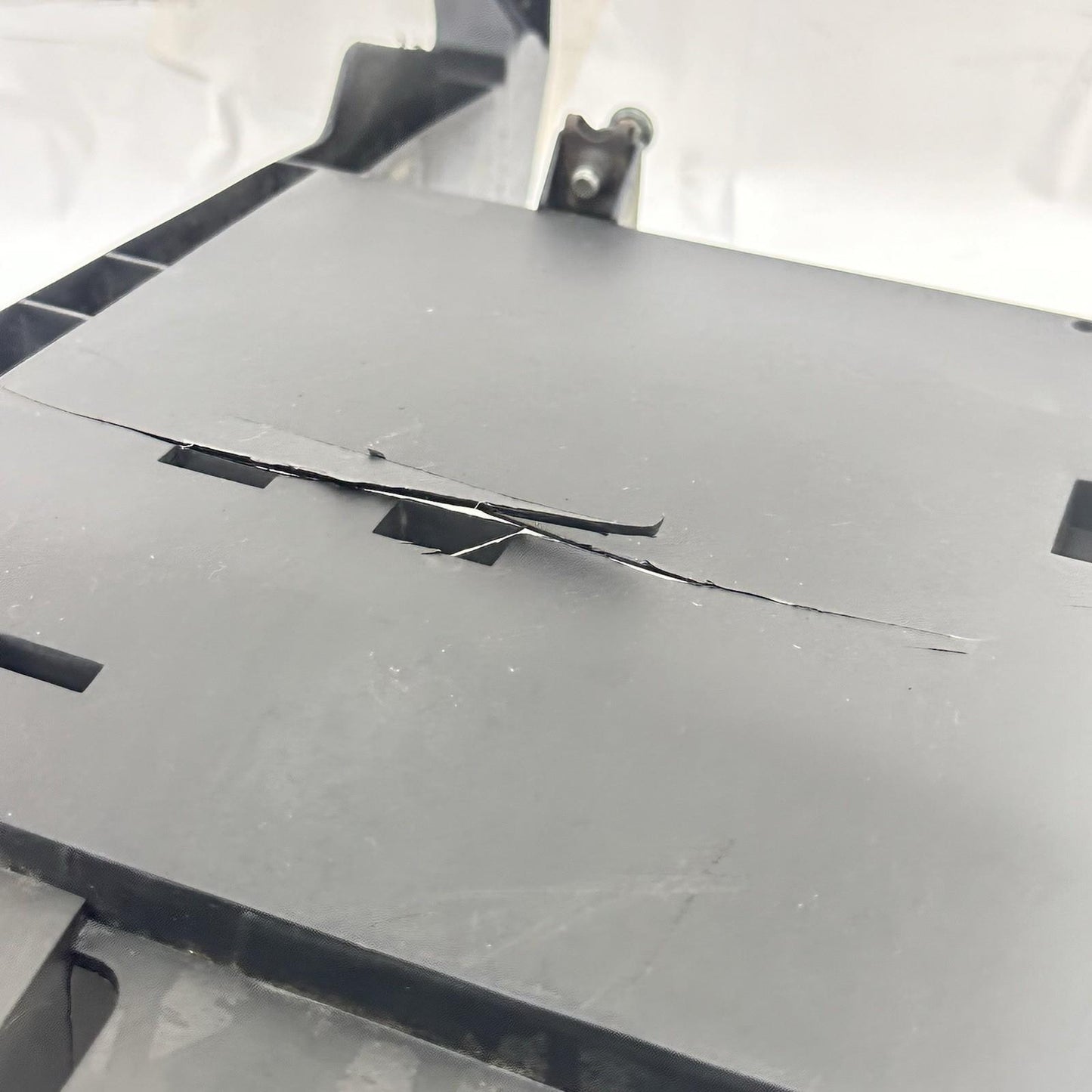 2003 - 2005 YAMAHA YZF R6 BATTERY TRAY HOLDER UNDERTAIL PLASTIC TRIM BLACK STOCK