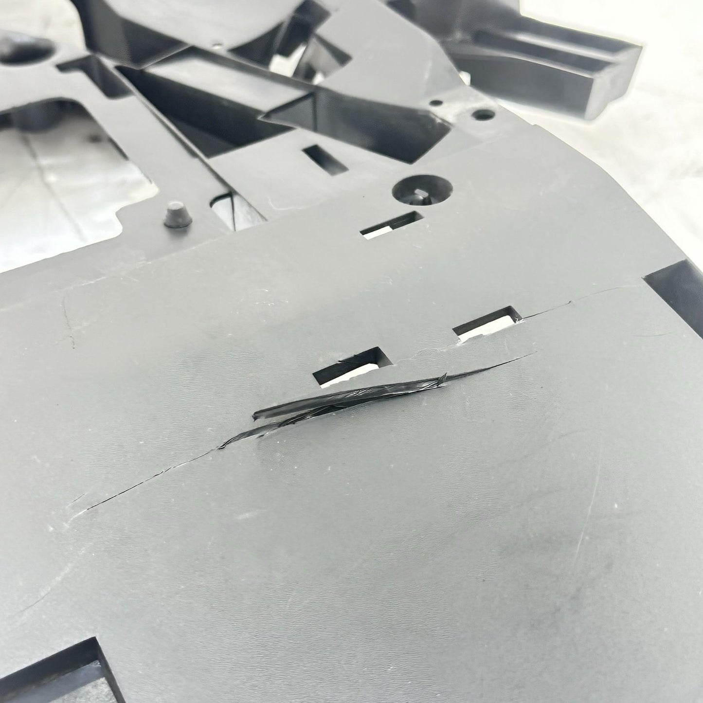 2003 - 2005 YAMAHA YZF R6 BATTERY TRAY HOLDER UNDERTAIL PLASTIC TRIM BLACK STOCK