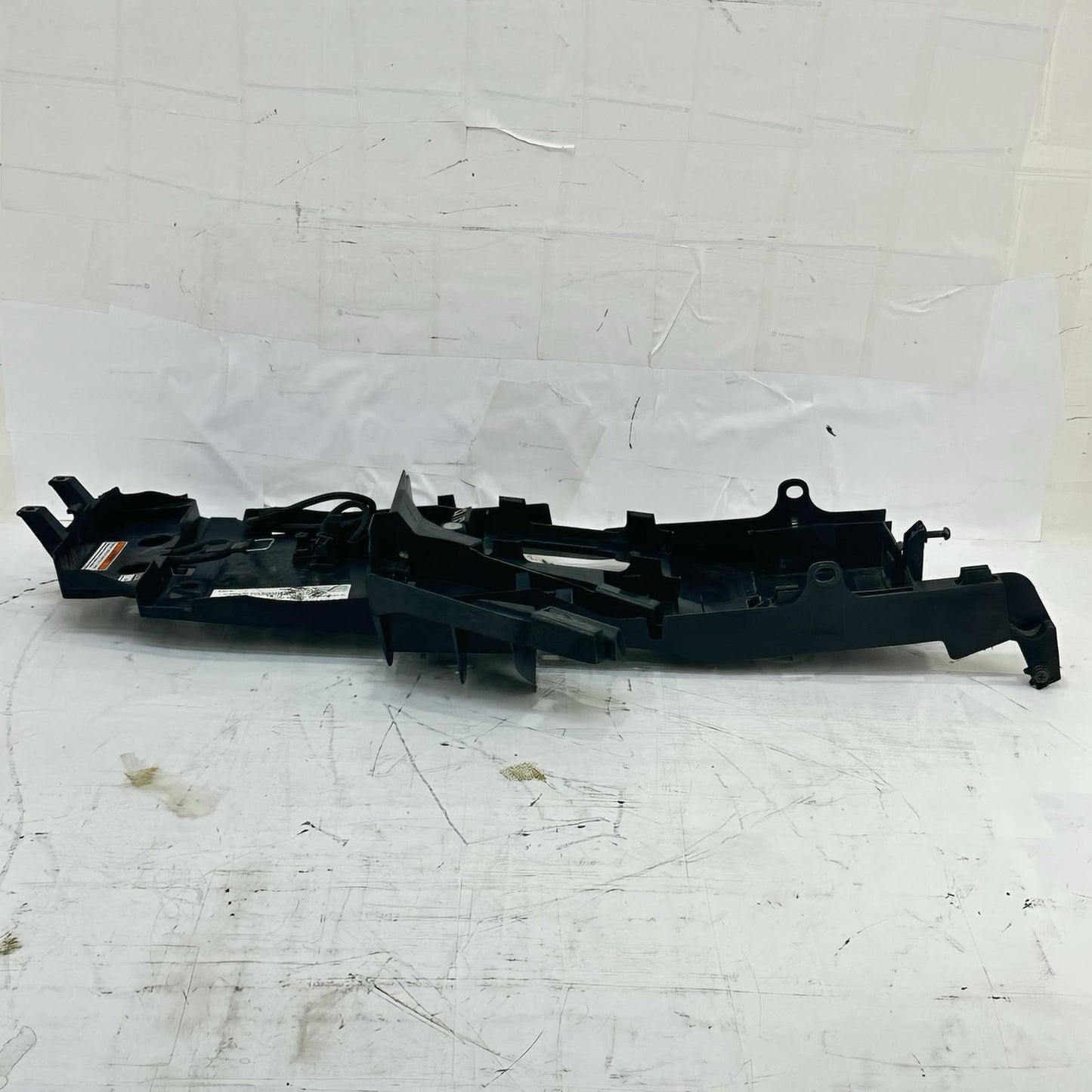2003 - 2005 YAMAHA YZF R6 BATTERY TRAY HOLDER UNDERTAIL PLASTIC TRIM BLACK STOCK