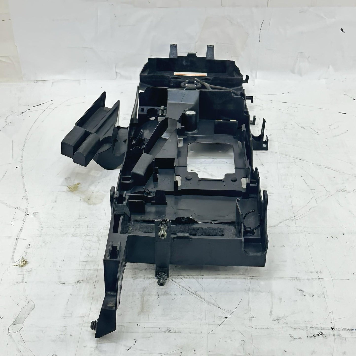 2003 - 2005 YAMAHA YZF R6 BATTERY TRAY HOLDER UNDERTAIL PLASTIC TRIM BLACK STOCK