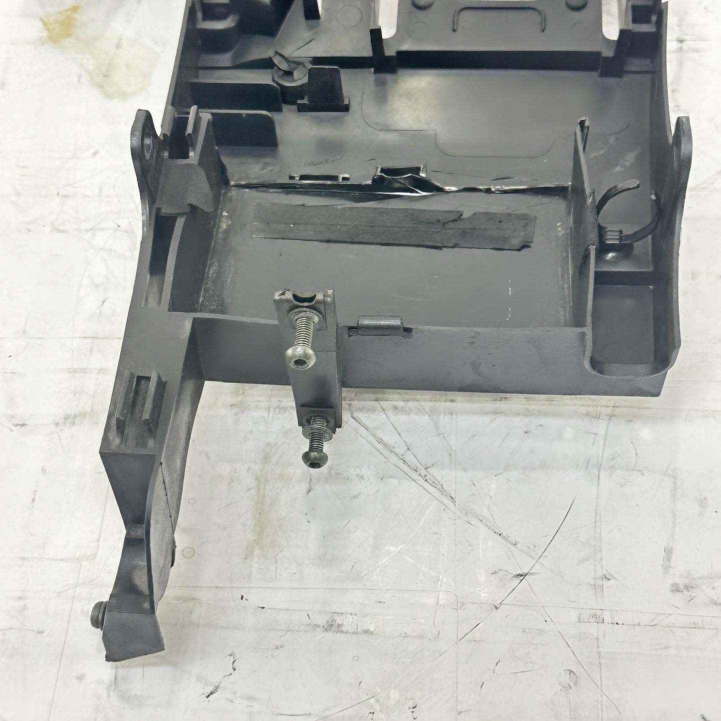 2003 - 2005 YAMAHA YZF R6 BATTERY TRAY HOLDER UNDERTAIL PLASTIC TRIM BLACK STOCK