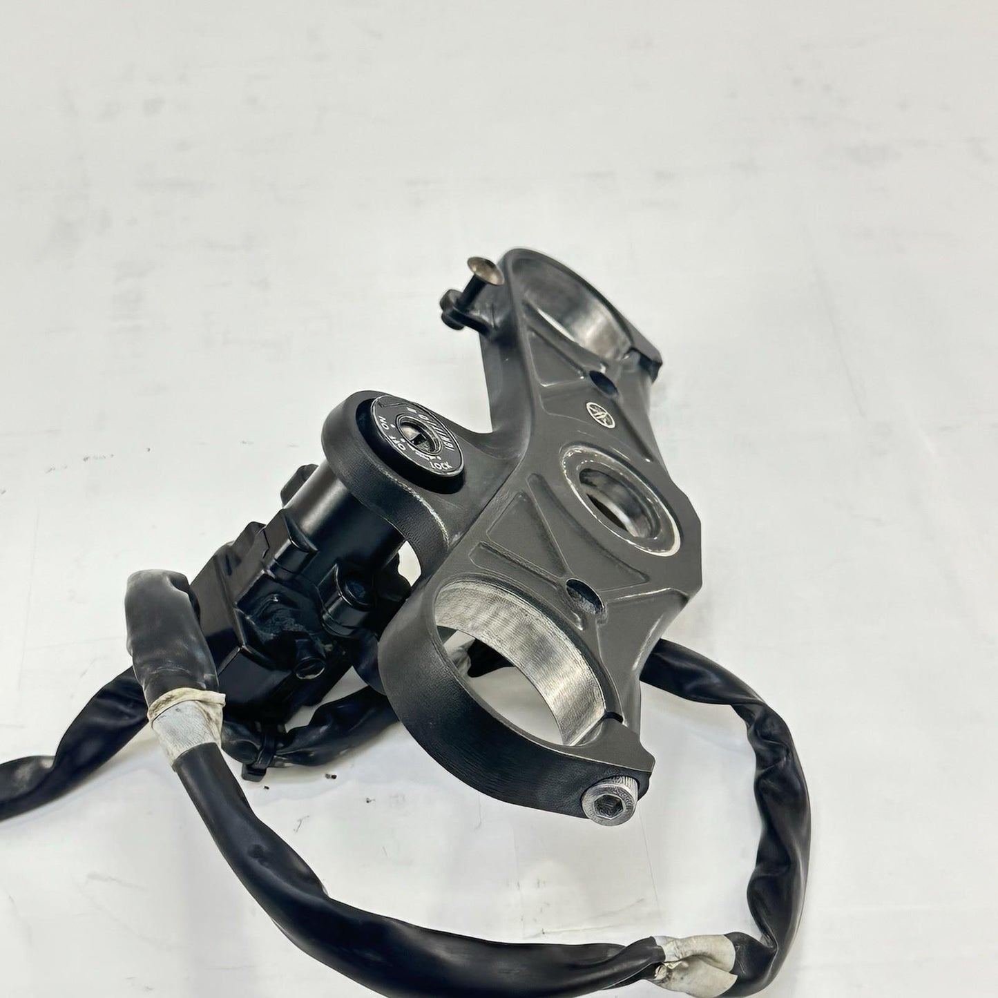 2009 - 2011 YAMAHA YZF R1 IGNITION LOCK SET KEY GAS CAP SEAT LATCH FORK CLAMP