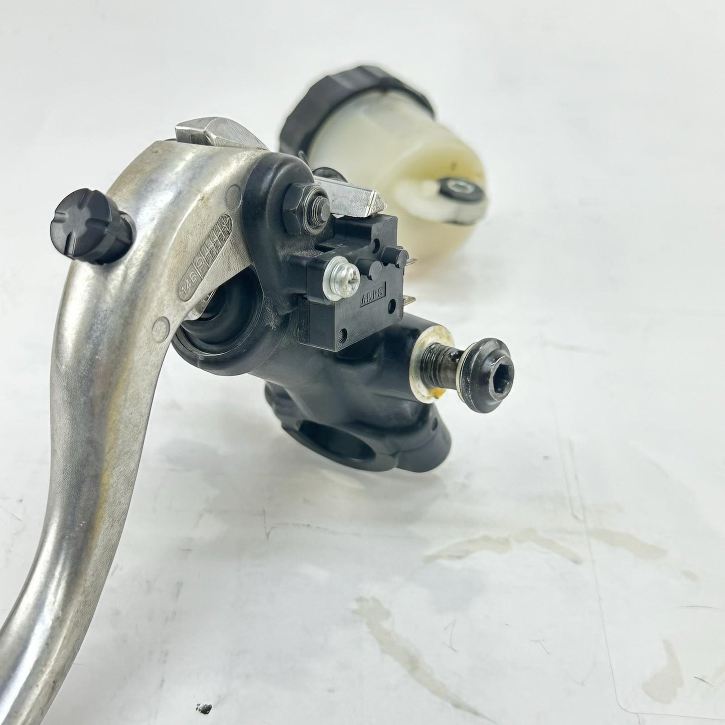 2009 - 2011 YAMAHA YZF R1 FRONT BRAKE MASTER CYLINDER RESERVOIR LEVER STOCK