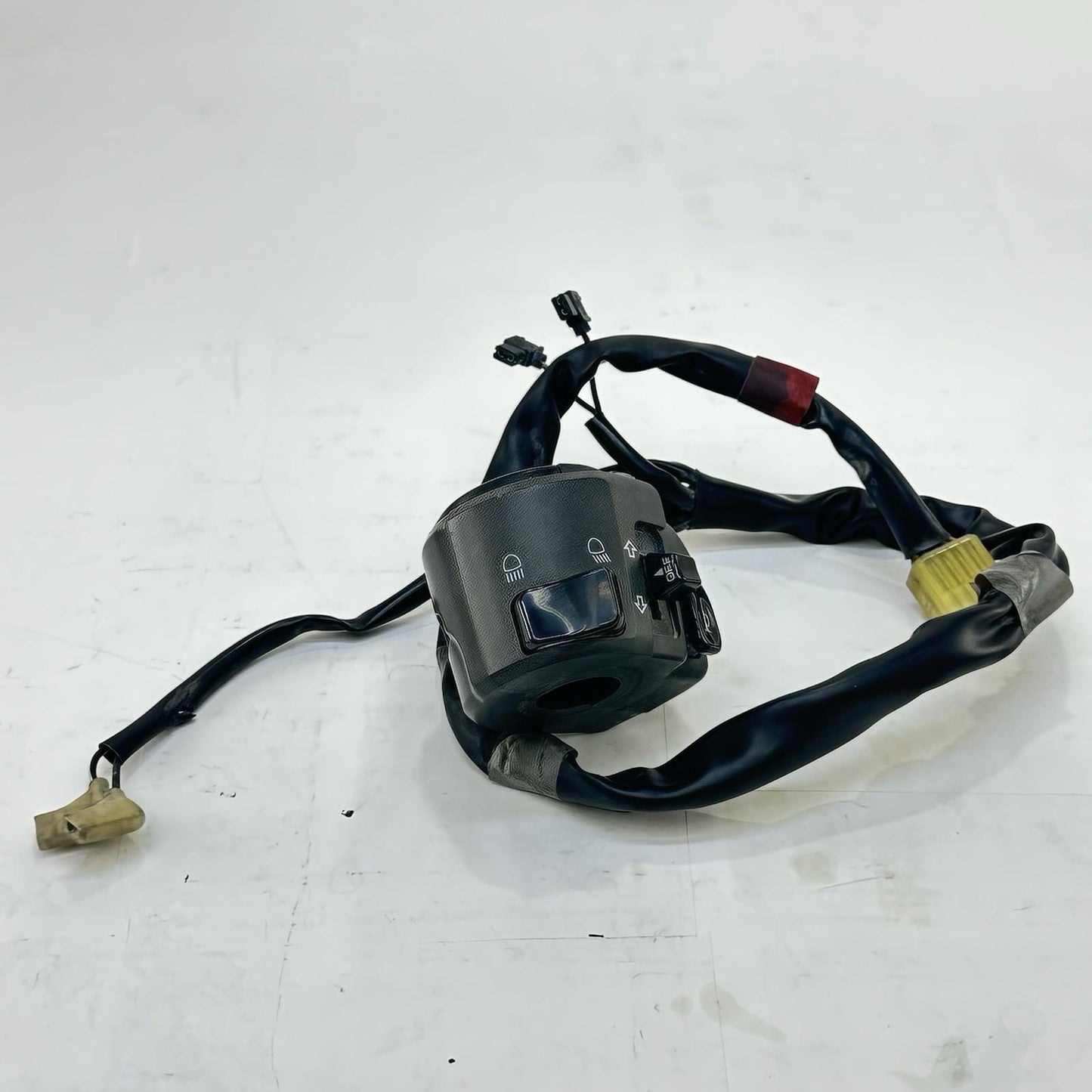 2009 - 2011 YAMAHA YZF R1 LEFT SWITCH LIGHTS HORN TURN SIGNAL CONTROL BUTTONS