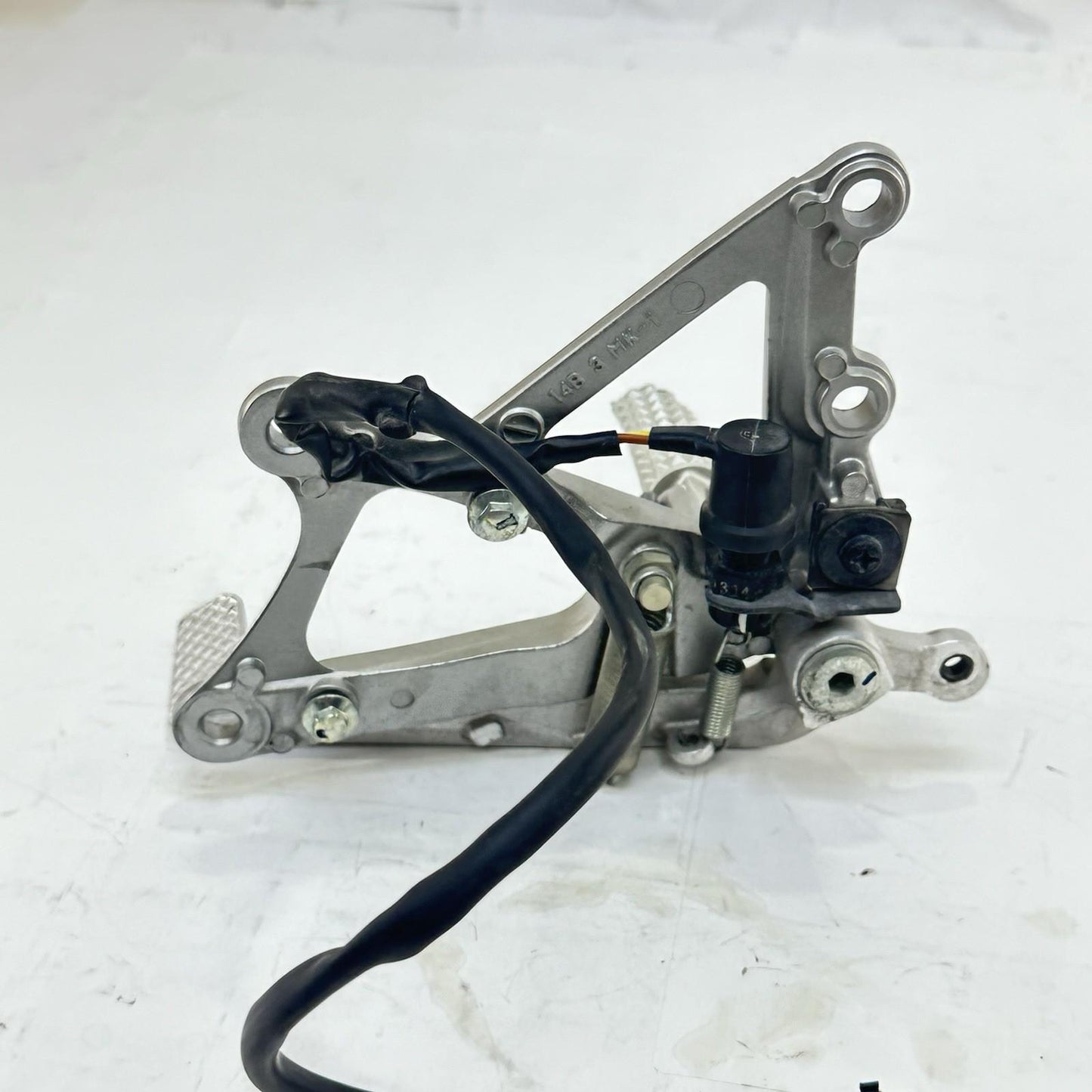 2009 - 2011 YAMAHA YZF R1 REAR SET BRAKE PEDAL LEFT RIGHT PAIR SILVER STOCK