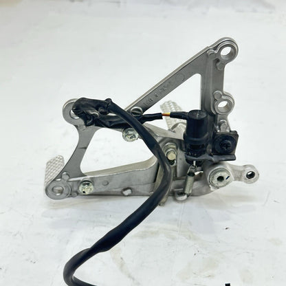 2009 - 2011 YAMAHA YZF R1 REAR SET BRAKE PEDAL LEFT RIGHT PAIR SILVER STOCK