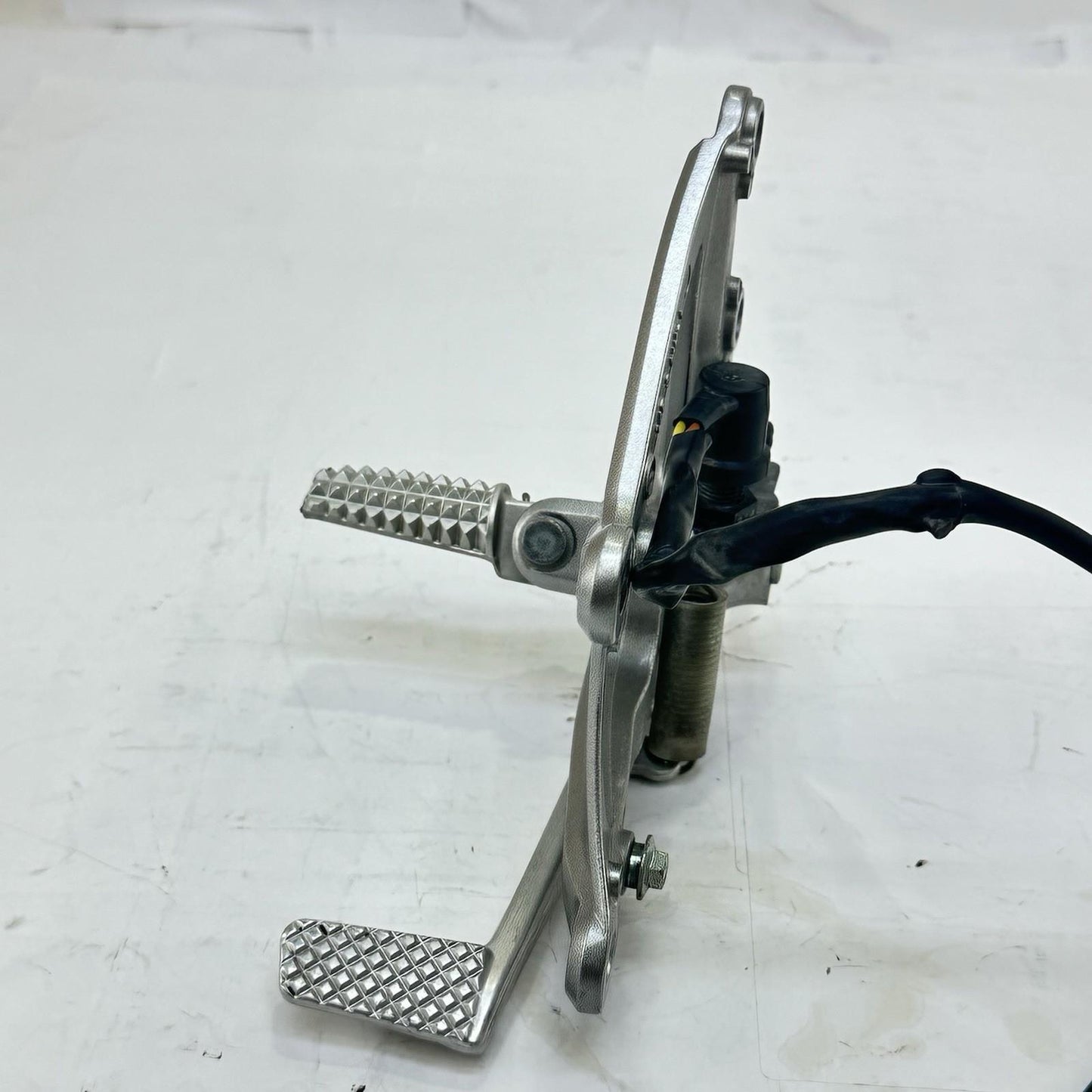 2009 - 2011 YAMAHA YZF R1 REAR SET BRAKE PEDAL LEFT RIGHT PAIR SILVER STOCK
