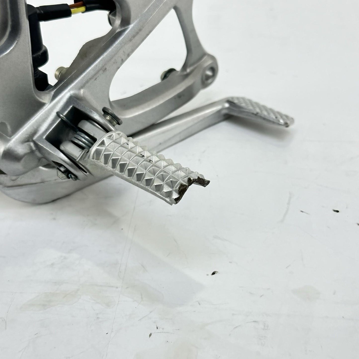 2009 - 2011 YAMAHA YZF R1 REAR SET BRAKE PEDAL LEFT RIGHT PAIR SILVER STOCK