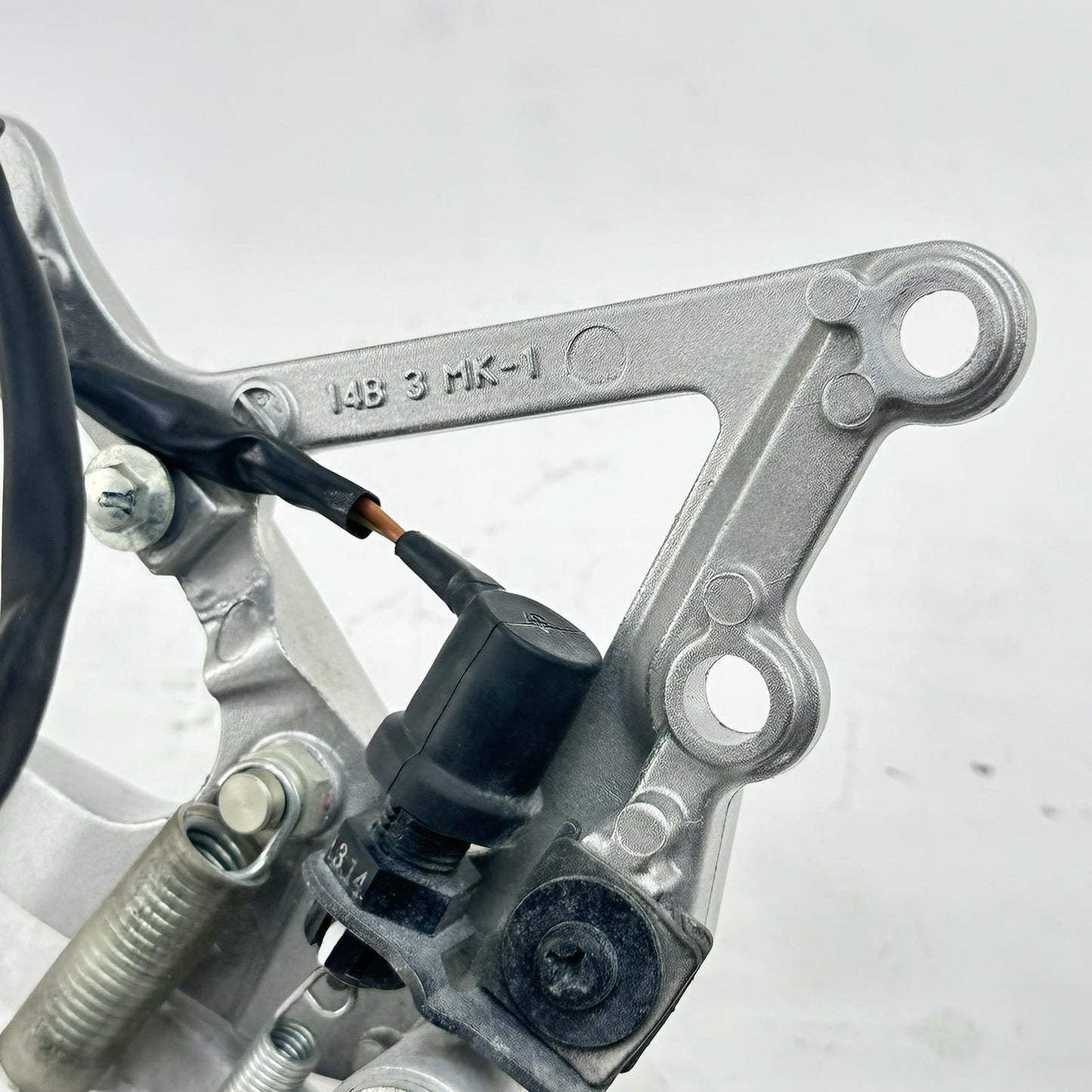 2009 - 2011 YAMAHA YZF R1 REAR SET BRAKE PEDAL LEFT RIGHT PAIR SILVER STOCK