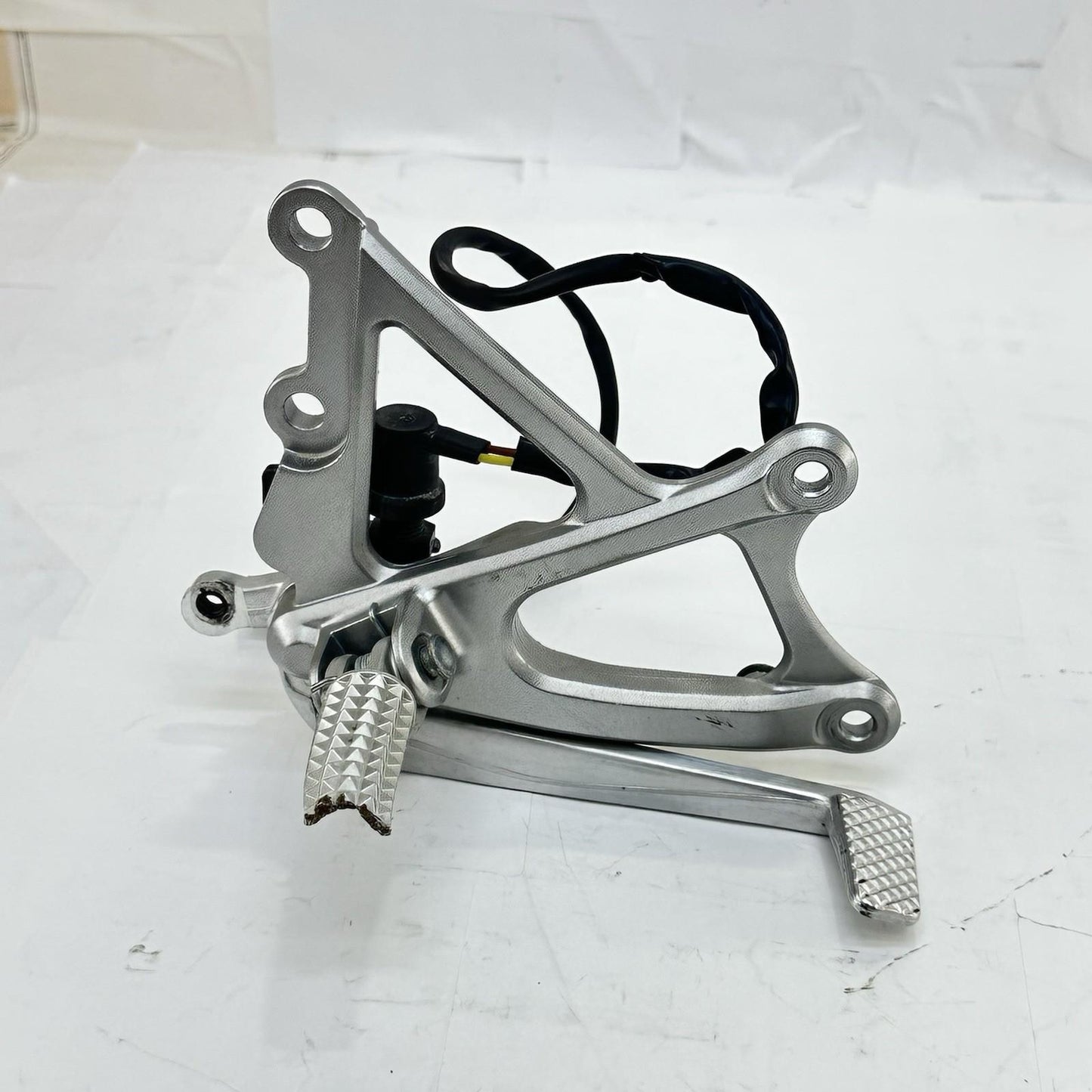 2009 - 2011 YAMAHA YZF R1 REAR SET BRAKE PEDAL LEFT RIGHT PAIR SILVER STOCK