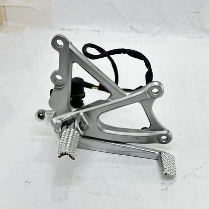 2009 - 2011 YAMAHA YZF R1 REAR SET BRAKE PEDAL LEFT RIGHT PAIR SILVER STOCK