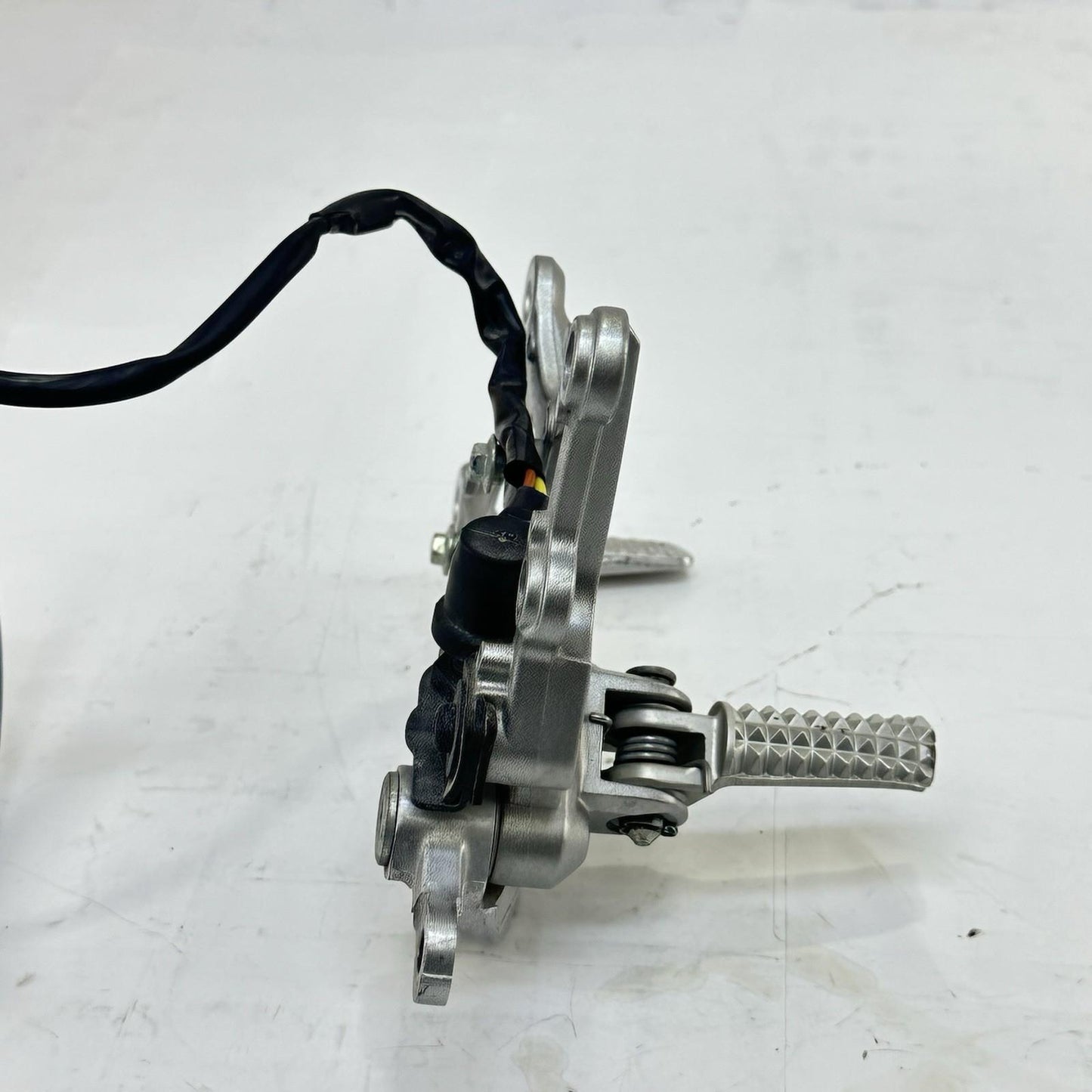 2009 - 2011 YAMAHA YZF R1 REAR SET BRAKE PEDAL LEFT RIGHT PAIR SILVER STOCK