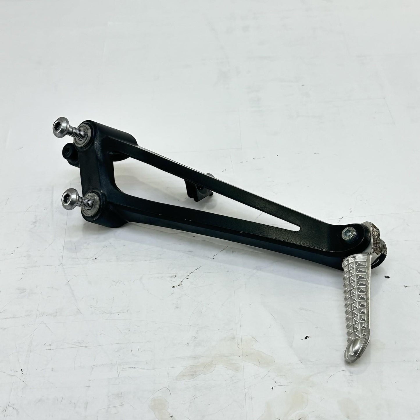 2009 - 2011 YAMAHA YZF R1 PASSENGER PEGS REAR FOOT REST LEFT RIGHT SET PAIR