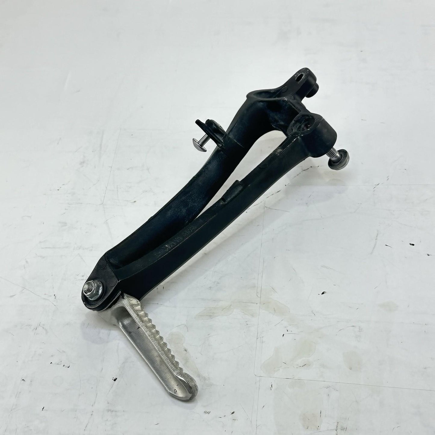 2009 - 2011 YAMAHA YZF R1 PASSENGER PEGS REAR FOOT REST LEFT RIGHT SET PAIR