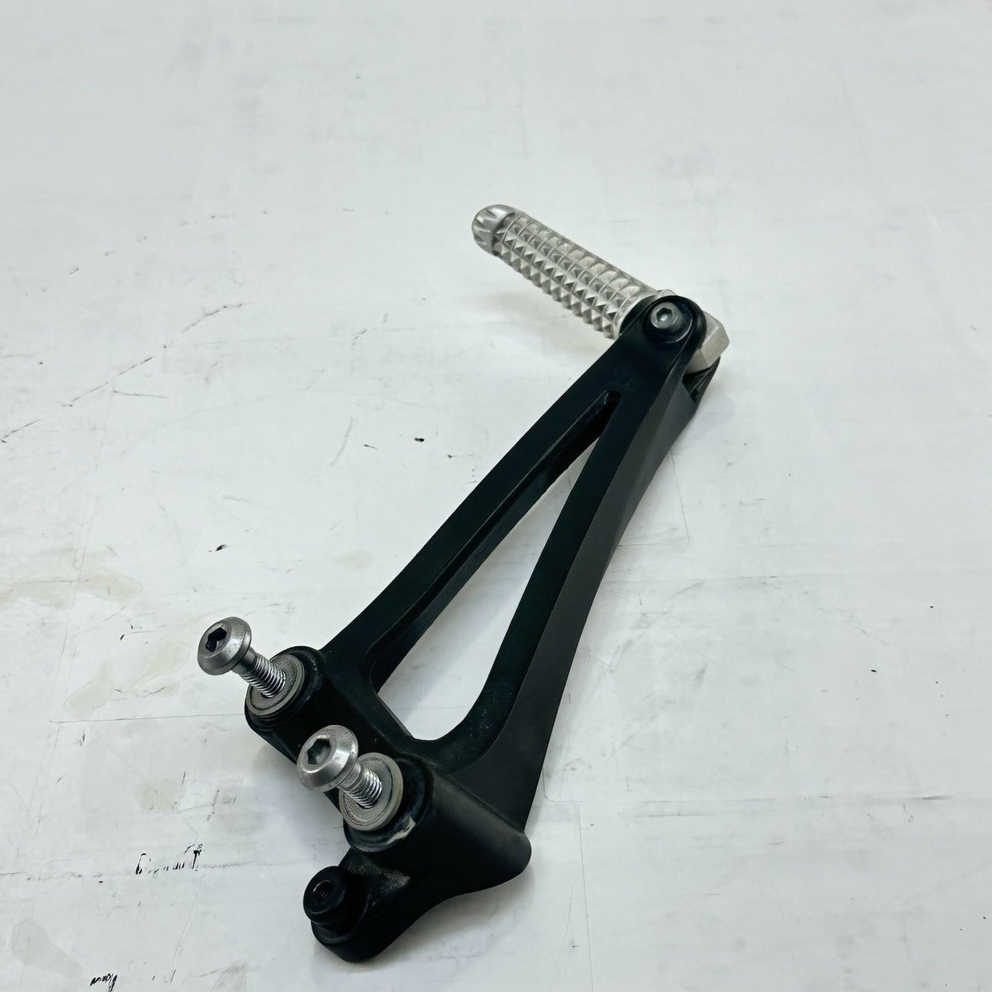 2009 - 2011 YAMAHA YZF R1 PASSENGER PEGS REAR FOOT REST LEFT RIGHT SET PAIR