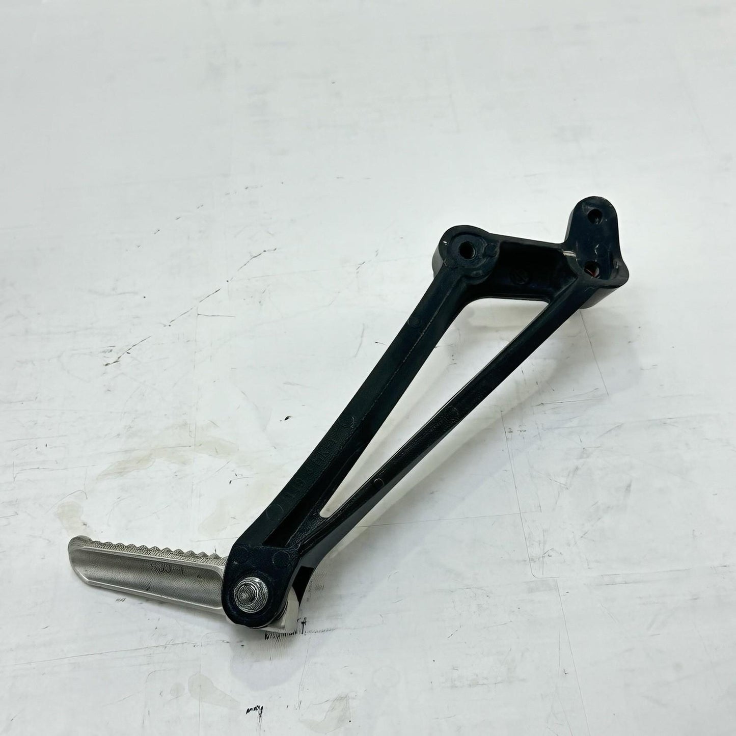 2009 - 2011 YAMAHA YZF R1 PASSENGER PEGS REAR FOOT REST LEFT RIGHT SET PAIR