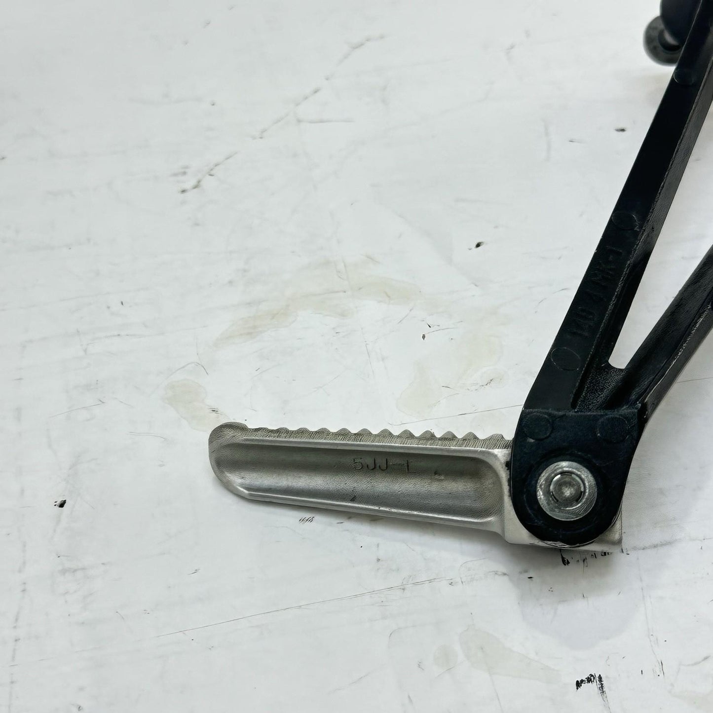 2009 - 2011 YAMAHA YZF R1 PASSENGER PEGS REAR FOOT REST LEFT RIGHT SET PAIR