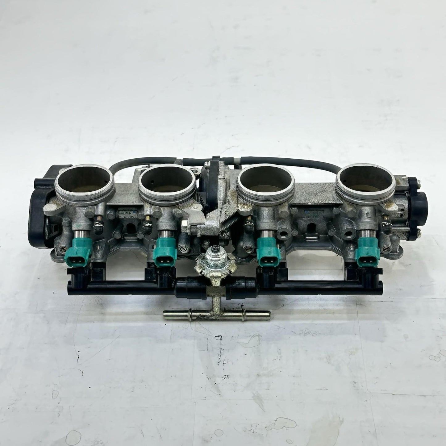 2009 - 2011 YAMAHA YZF R1 THROTTLE BODY MAIN FUEL INJECTOR RAILING STOCK