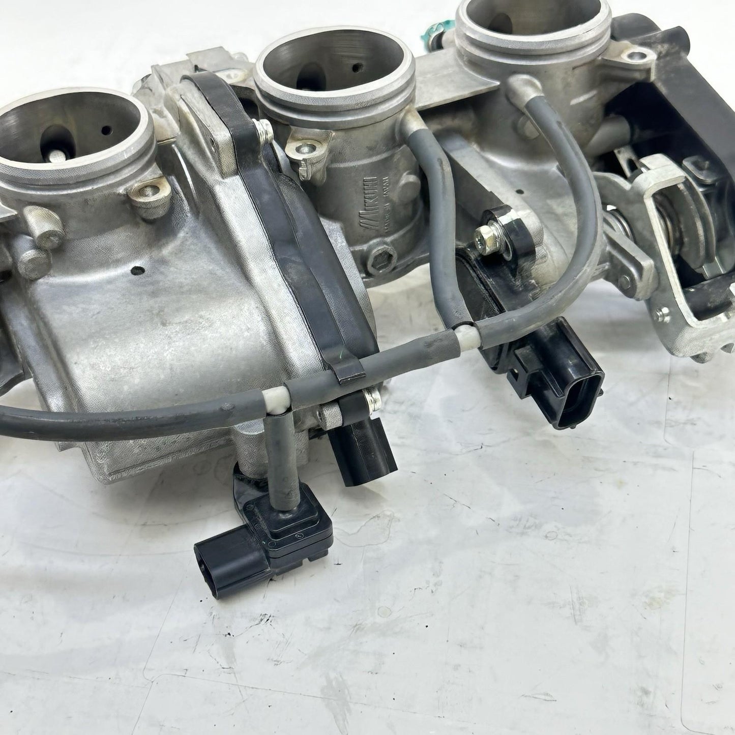 2009 - 2011 YAMAHA YZF R1 THROTTLE BODY MAIN FUEL INJECTOR RAILING STOCK