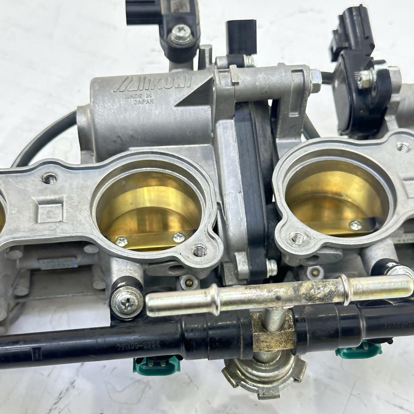 2009 - 2011 YAMAHA YZF R1 THROTTLE BODY MAIN FUEL INJECTOR RAILING STOCK