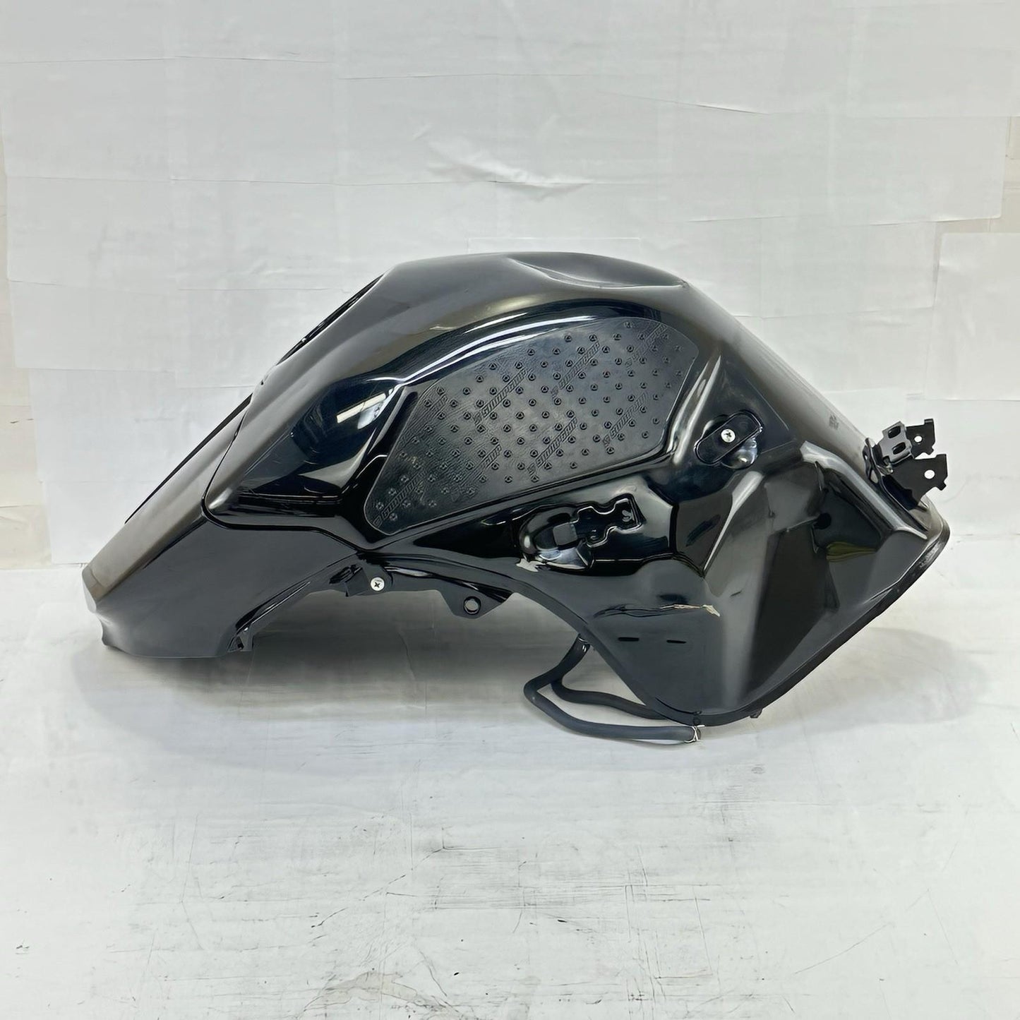 2009 - 2011 YAMAHA YZF R1 FUEL TANK GAS PETROL RESERVOIR BLACK STOCK *DENTED*