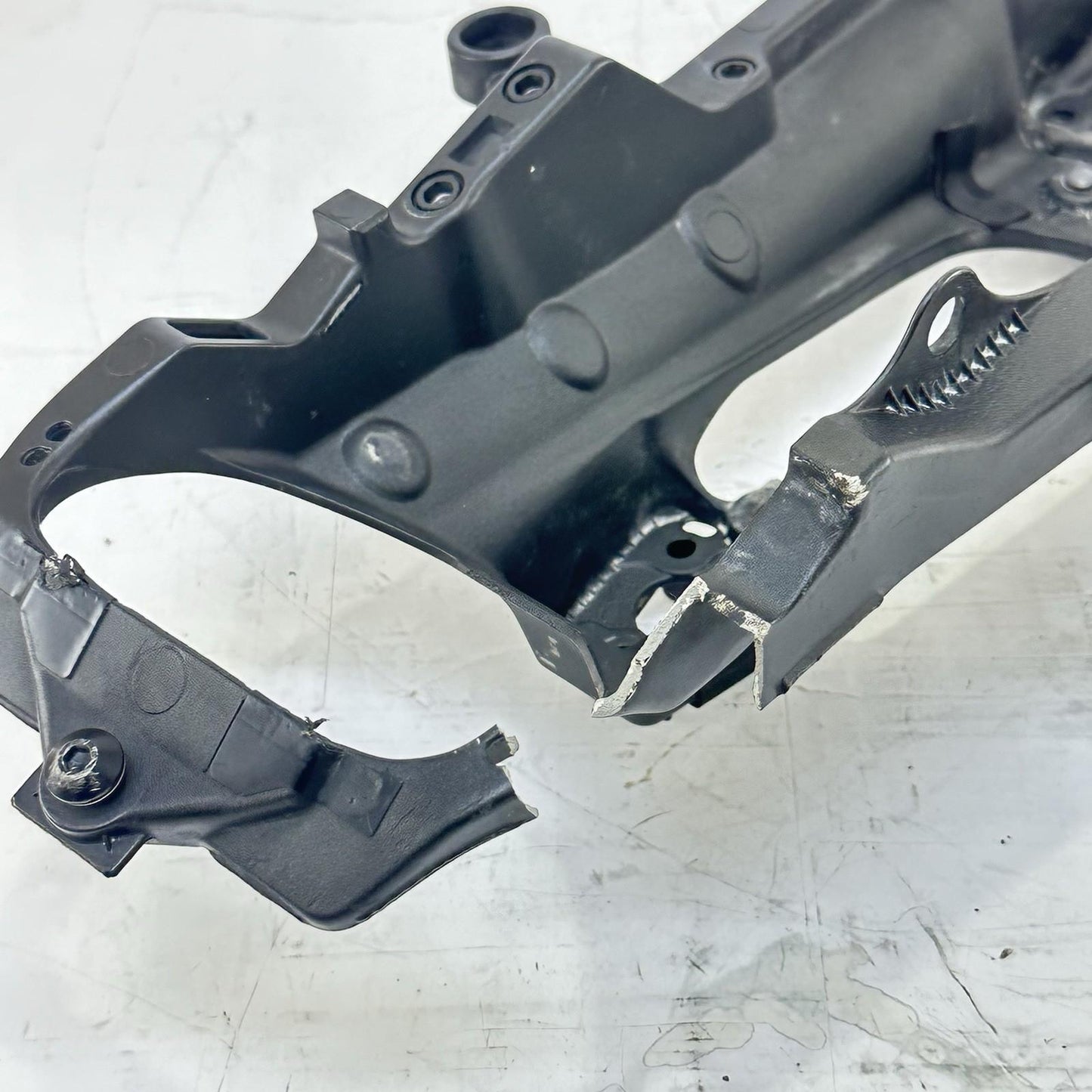 2009 - 2011 YAMAHA YZF R1 SUBFRAME REAR UNDERTAIL BACK FRAME BLACK STOCK