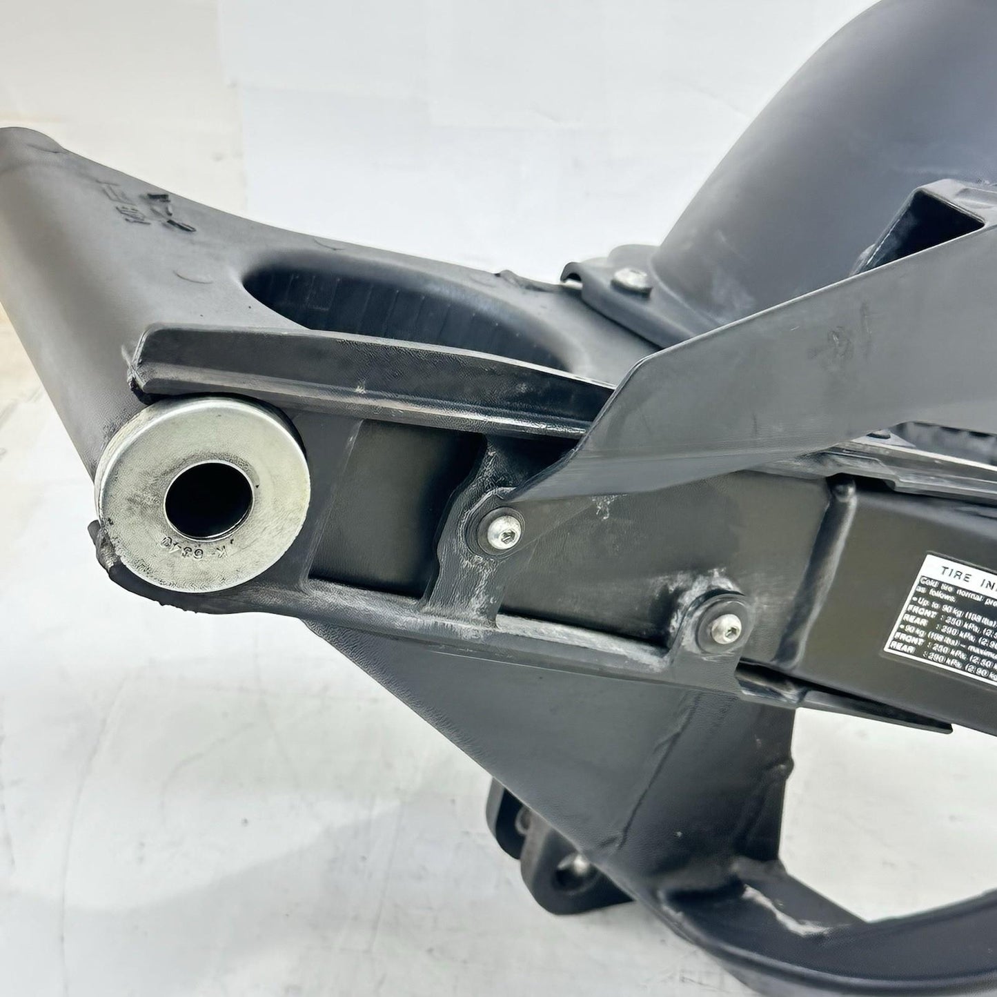 2009 - 2011 YAMAHA YZF R1 SWINGARM REAR SHOCK BACK WHEEL FRAME BLACK STOCK