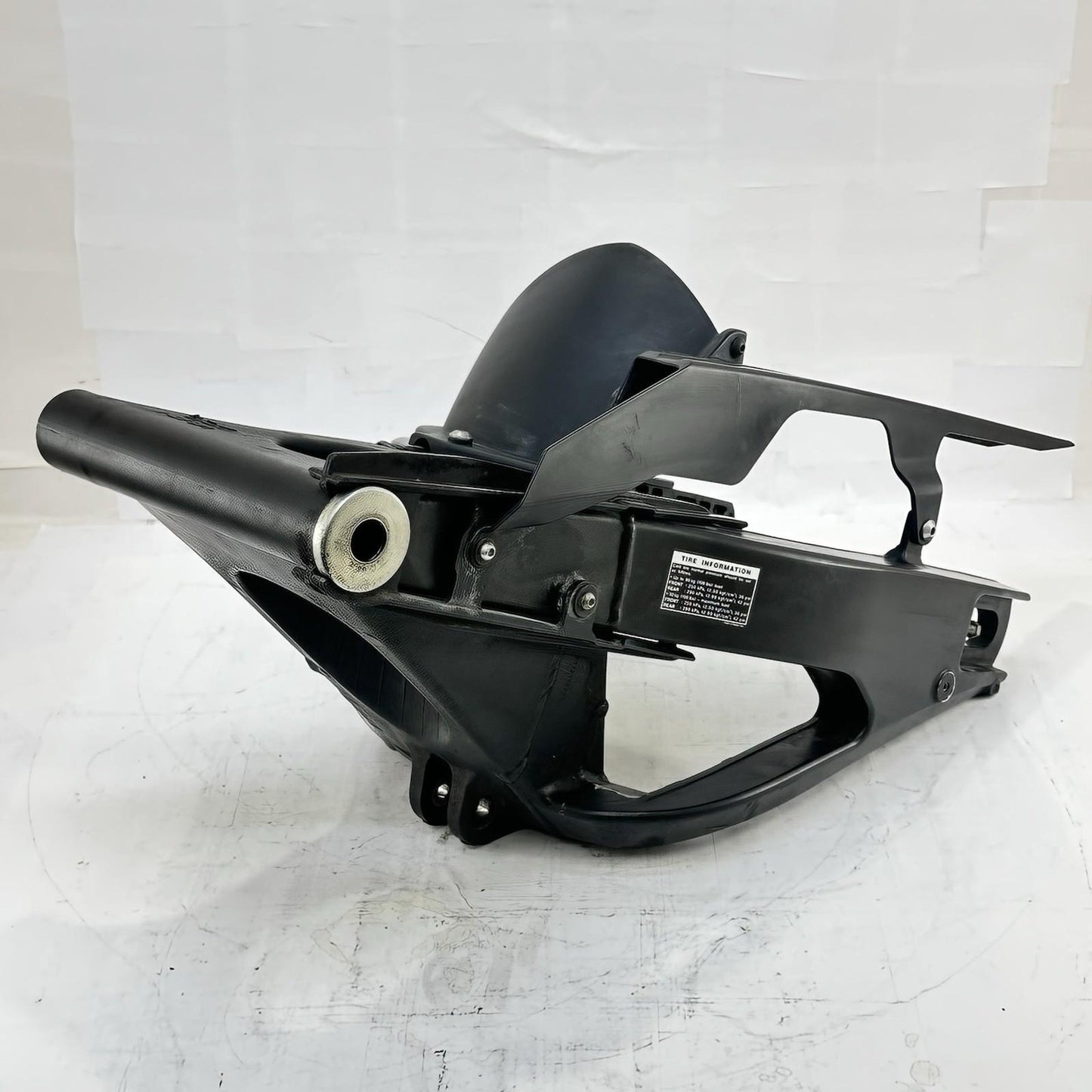 2009 - 2011 YAMAHA YZF R1 SWINGARM REAR SHOCK BACK WHEEL FRAME BLACK STOCK