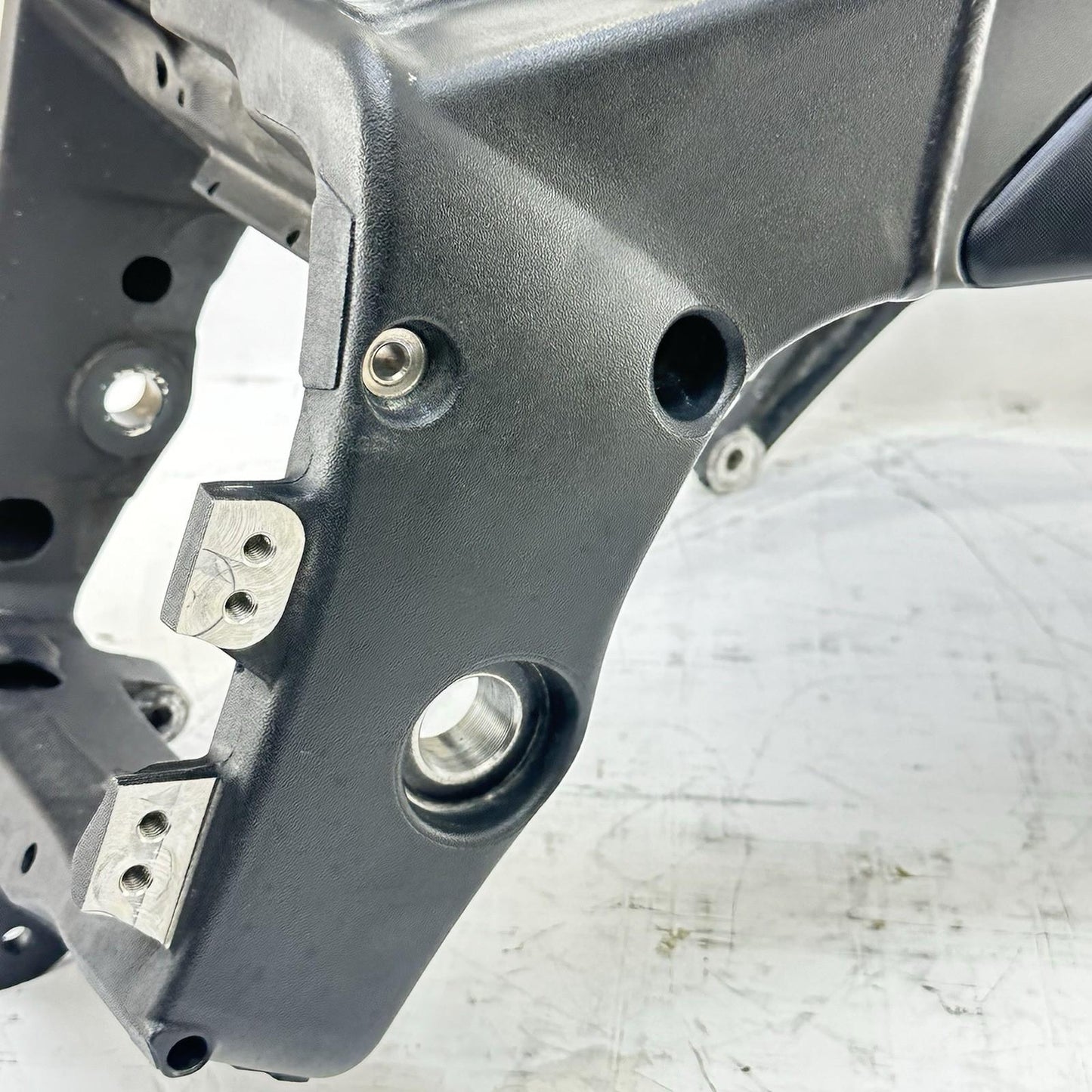 2009 - 2011 YAMAHA YZF R1 MAIN FRAME BODY CHASSIS BLACK STOCK