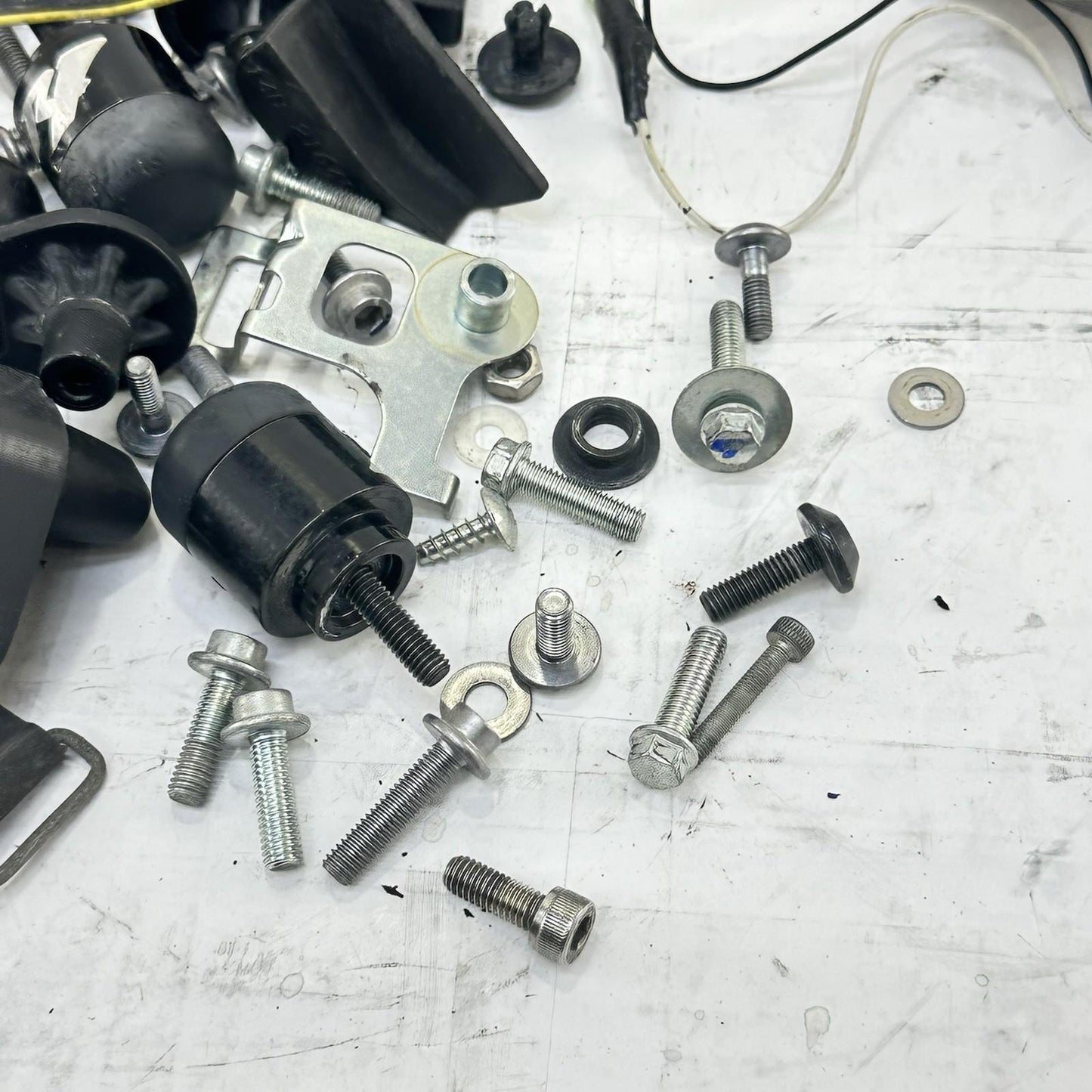 2009 - 2011 YAMAHA YZF R1 BOLTS NUTS SCREWS HORN TOOLS HARDWARE MISC PARTS