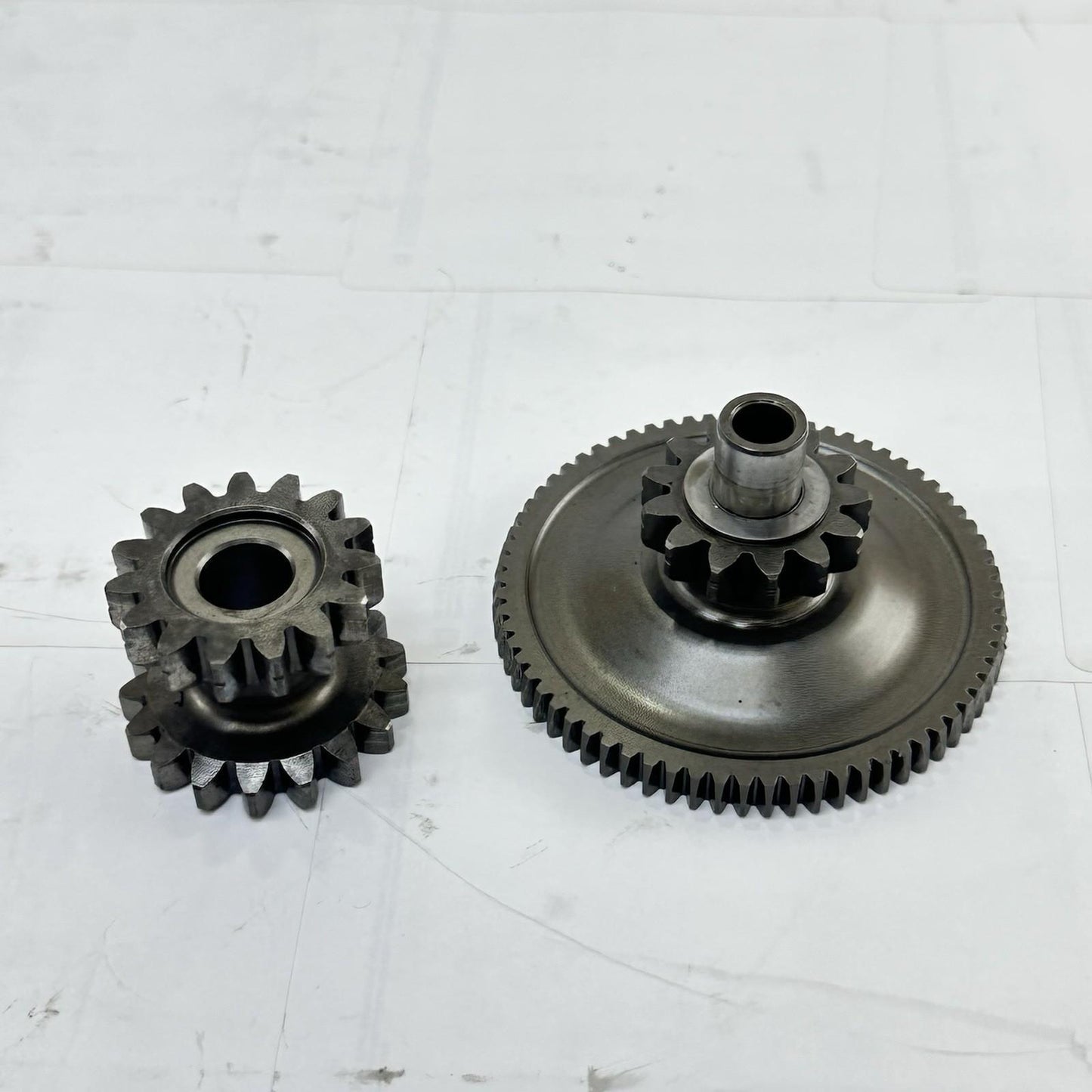 2007 - 2008 SUZUKI GSXR 1000 STARTER CLUTCH COVER GEAR ENGINE MOTOR SIDE PANEL