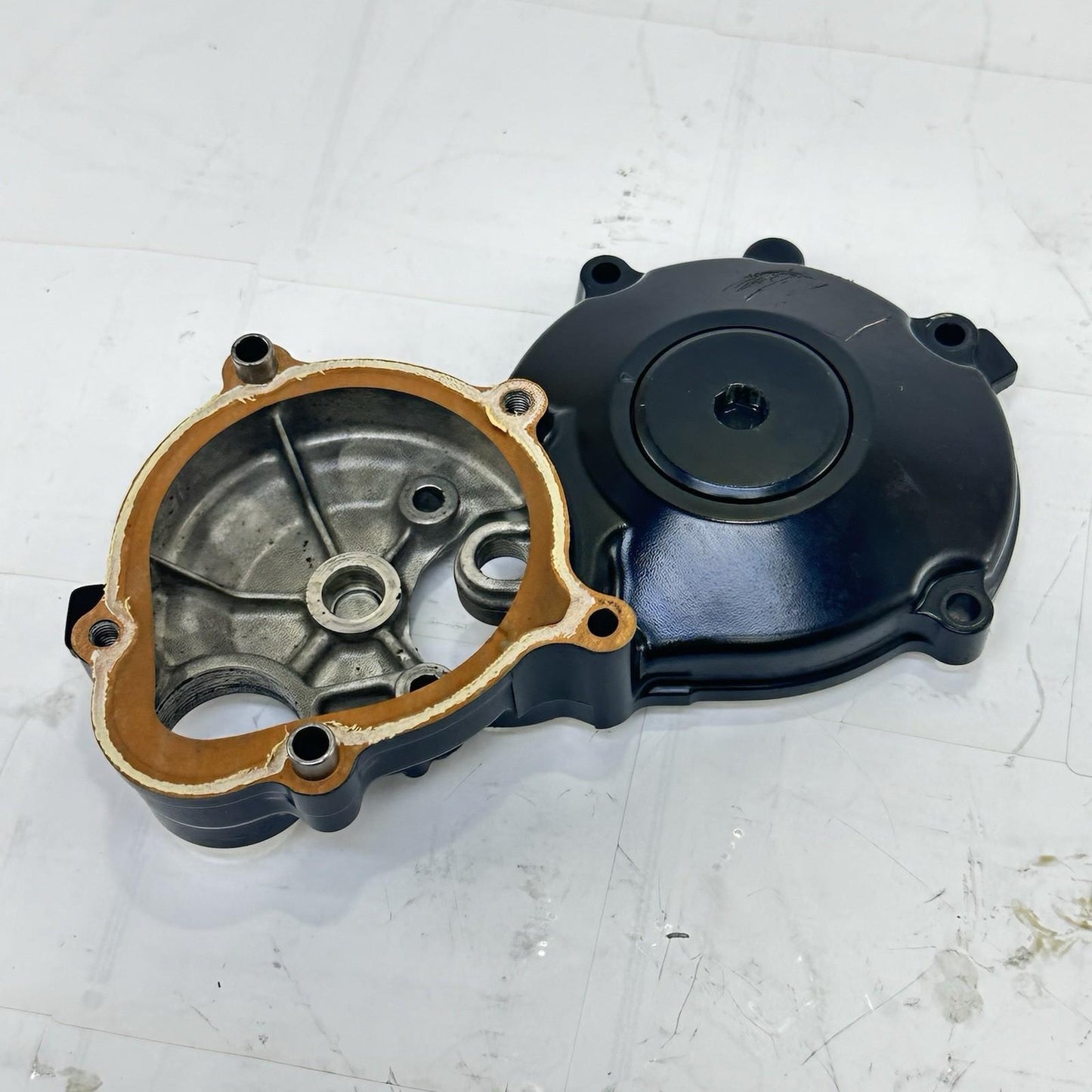 2007 - 2008 SUZUKI GSXR 1000 STARTER CLUTCH COVER GEAR ENGINE MOTOR SIDE PANEL
