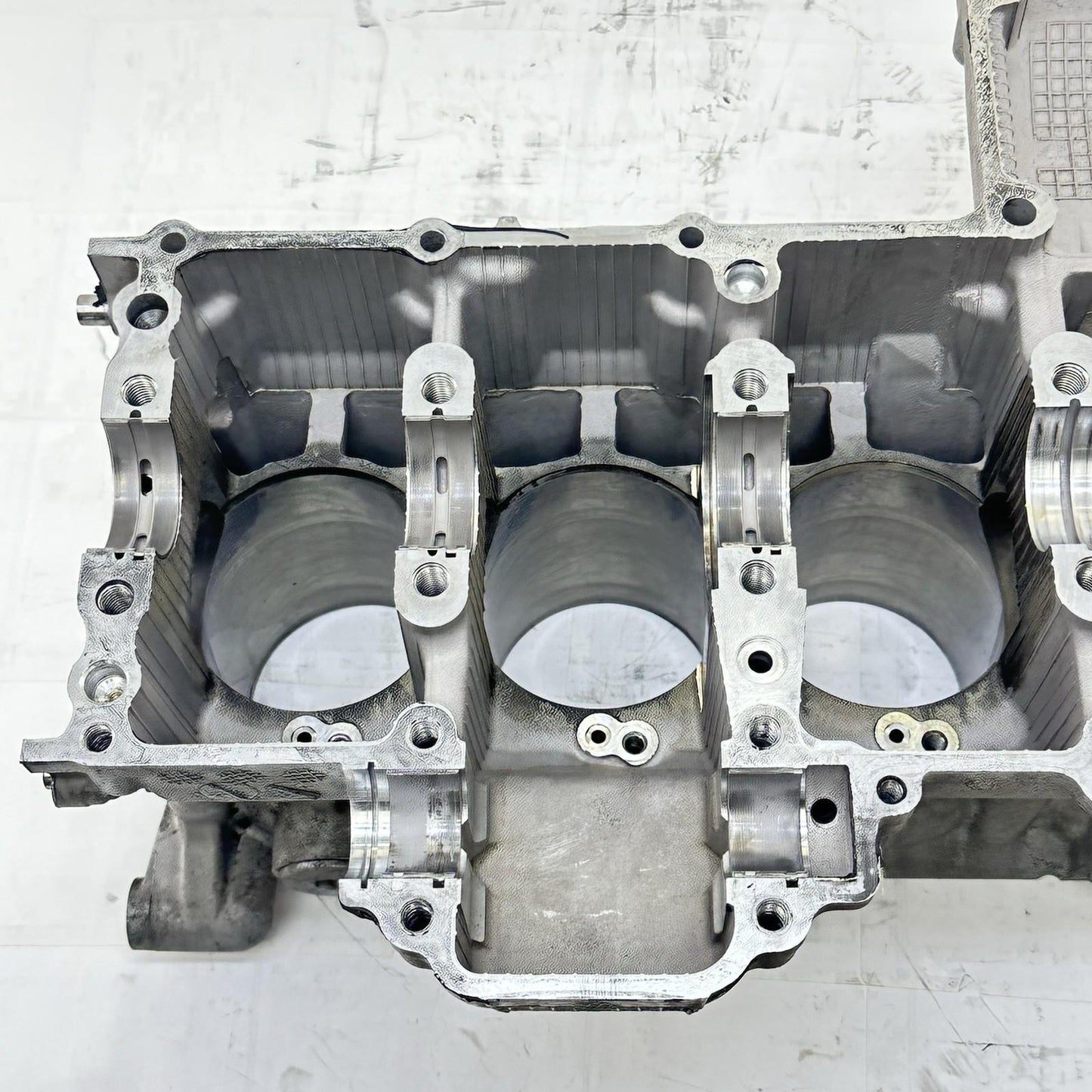 2007 - 2008 SUZUKI GSXR 1000 CRANK CASE UPPER BLOCK ENGINE MOTOR SILVER STOCK